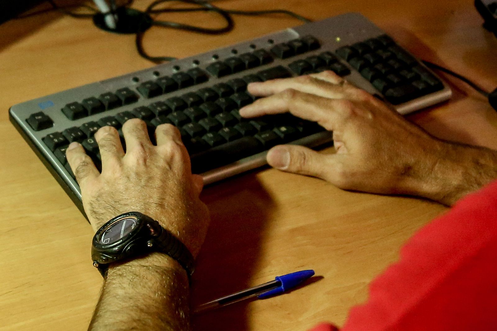 Manos de un trabajador del 112 sobre un teclado en el interior de la sede de la ASEM 112 Emergencias de la Comunidad de Madrid situada en el Paseo del Río, 1 de Pozuelo de Alarcón (Madrid).