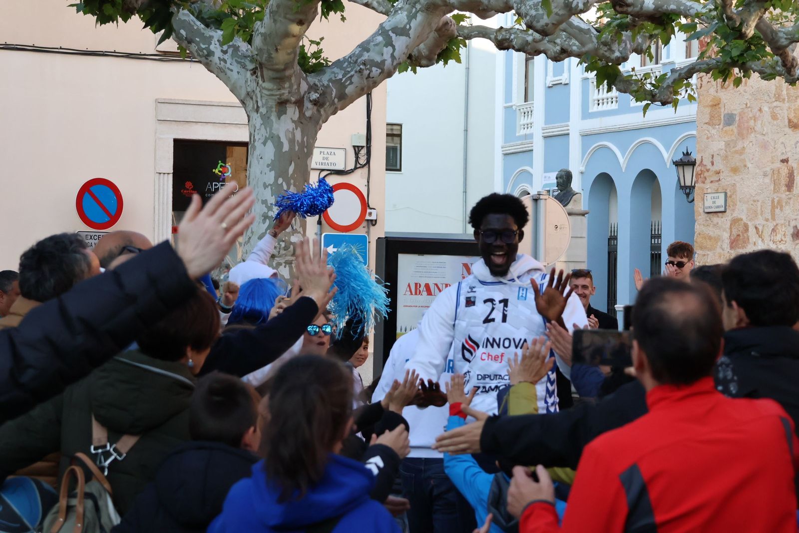 La afición del CB Zamora homenajea y despide por esta temporada a los héroes del ascenso.
