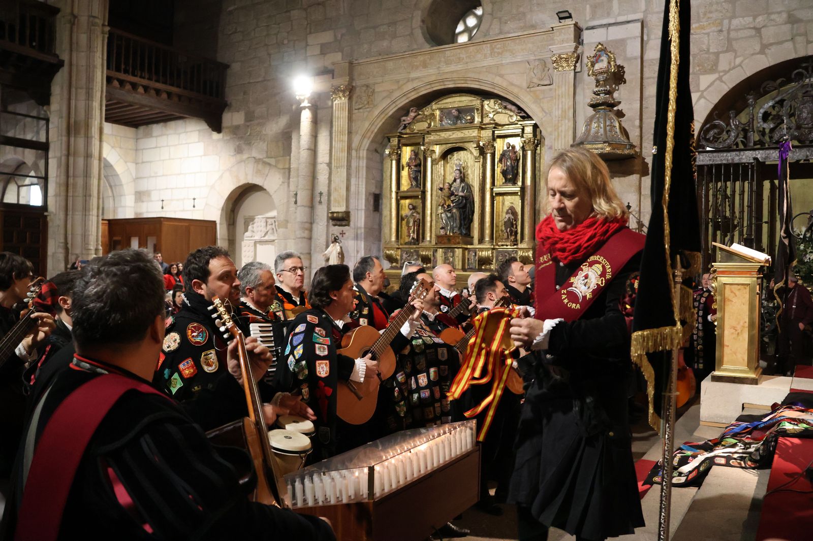 paso-de-los-ninos-ante-la-virgen-de-la-soledad-3