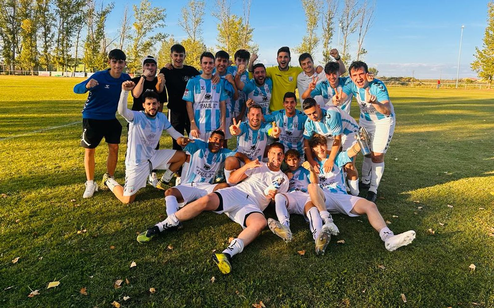 Plantilla del Racing Benavente celebrando una victoria