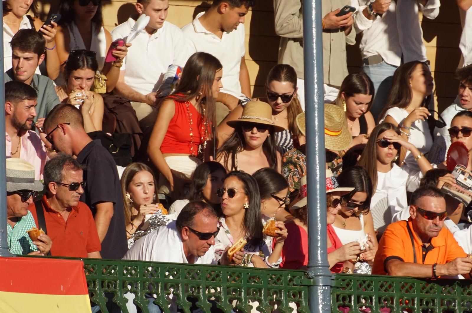 Así ha vivido la afición de La Glorieta el primer cartel de figuras de la feria: imágenes del ambiente en los tendidos y en el patio de cuadrillas