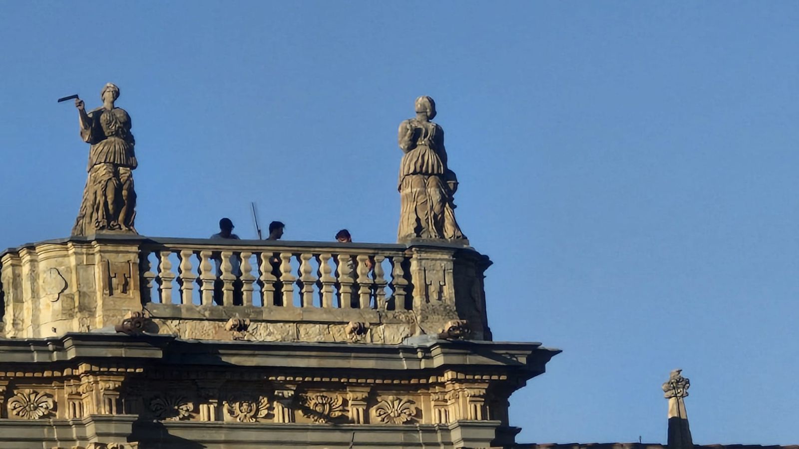 Un grupo de jóvenes accede a los tejados de la Plaza Mayor de Salamanca para hacerse una fotografía