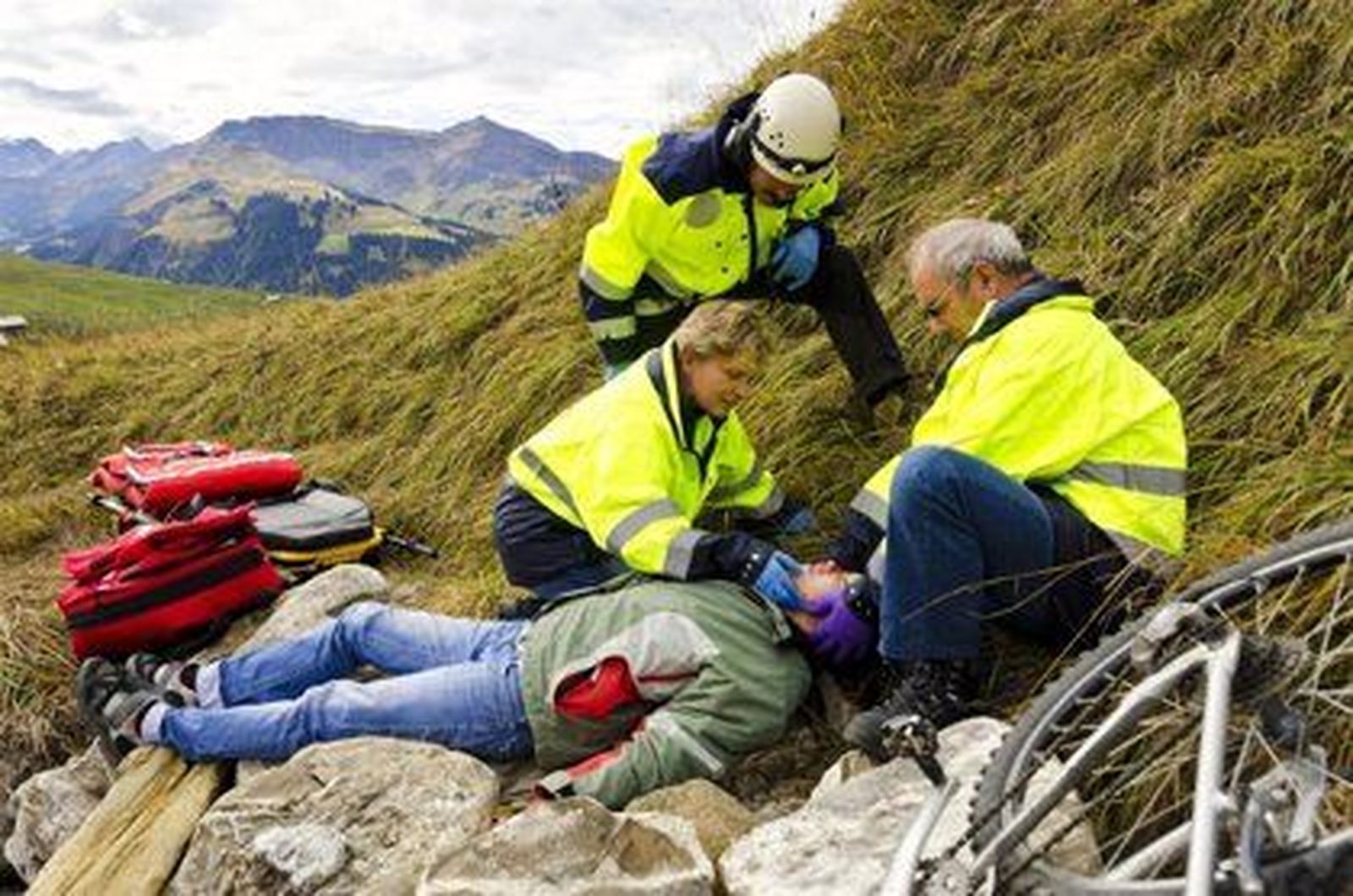 Rescate médico de montaña a un herido. Europa Press