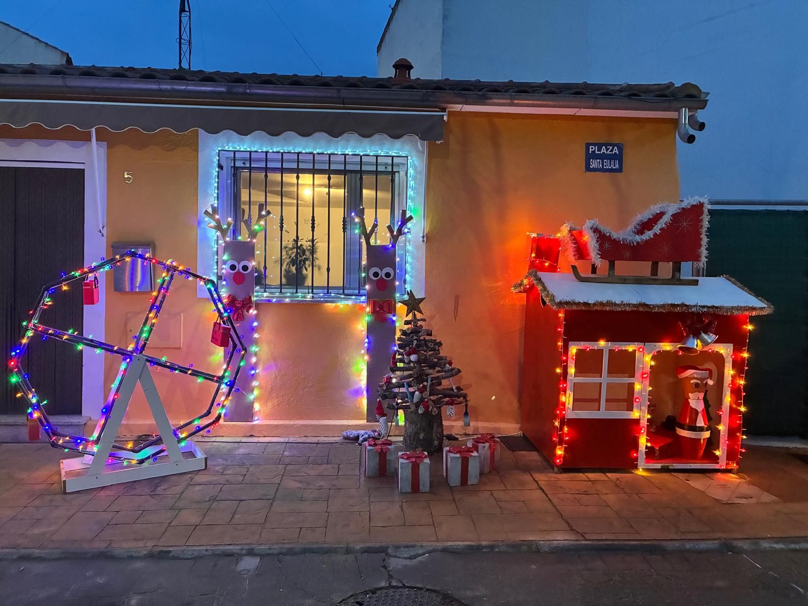 C.V.A. - Decoración navideña en una vivienda de Las Torres (3).jpg
