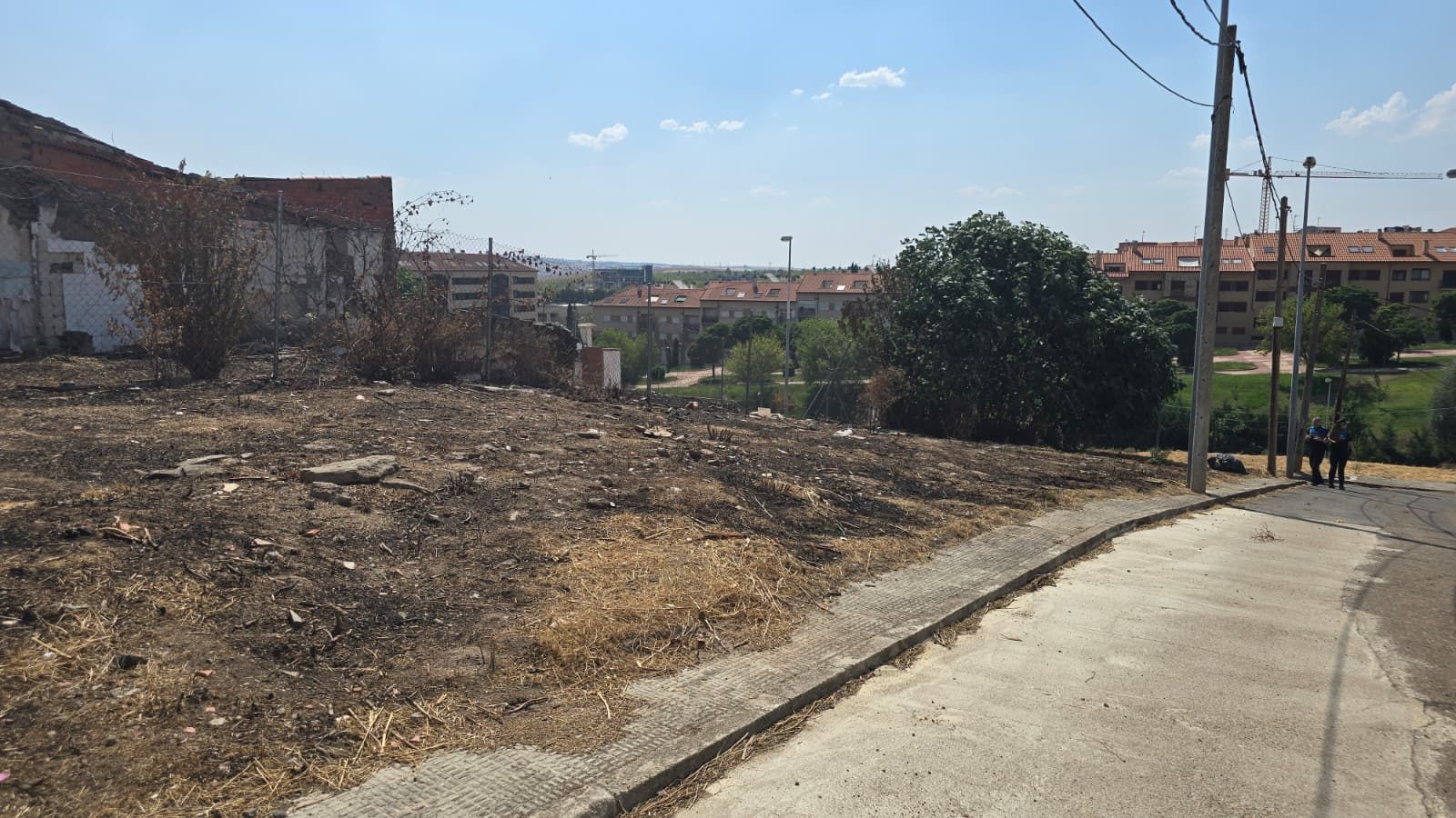 Incendio de pasto en un solar de la calle Teso Buenavista