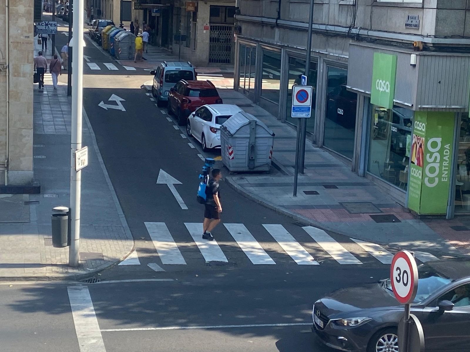 Un operario de Google Maps equipado con una mochila con cámaras y sensores recorre a pie Salamanca