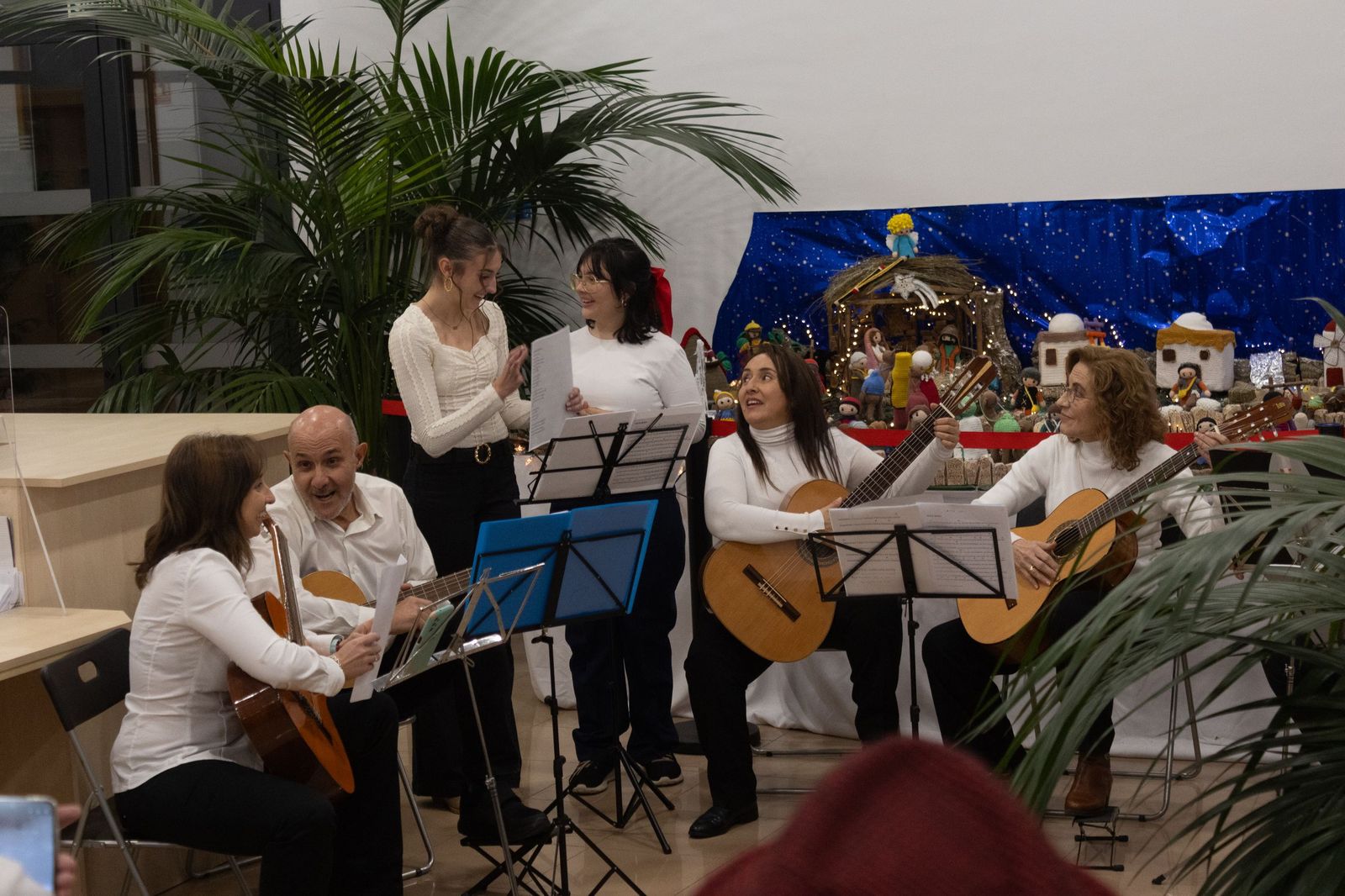 La Navidad también se teje en Salamanca con el belén de ganchillo de ZOES