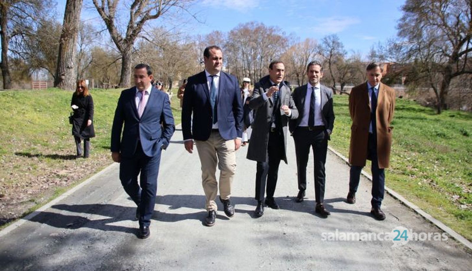 Borja Sémper, atiende a los medios de comunicación junto al secretario general del PP de Salamanca, David Mingo
