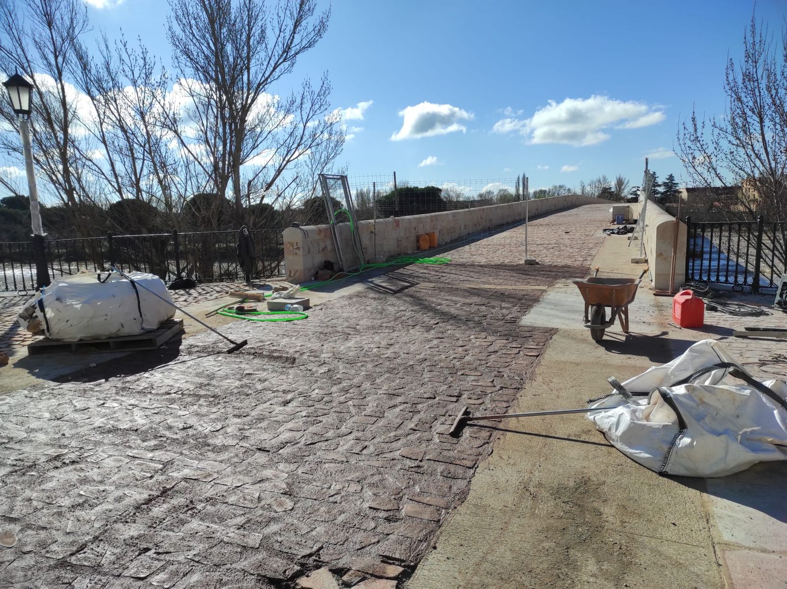 Trabajos en el Puente de Piedra este viernes