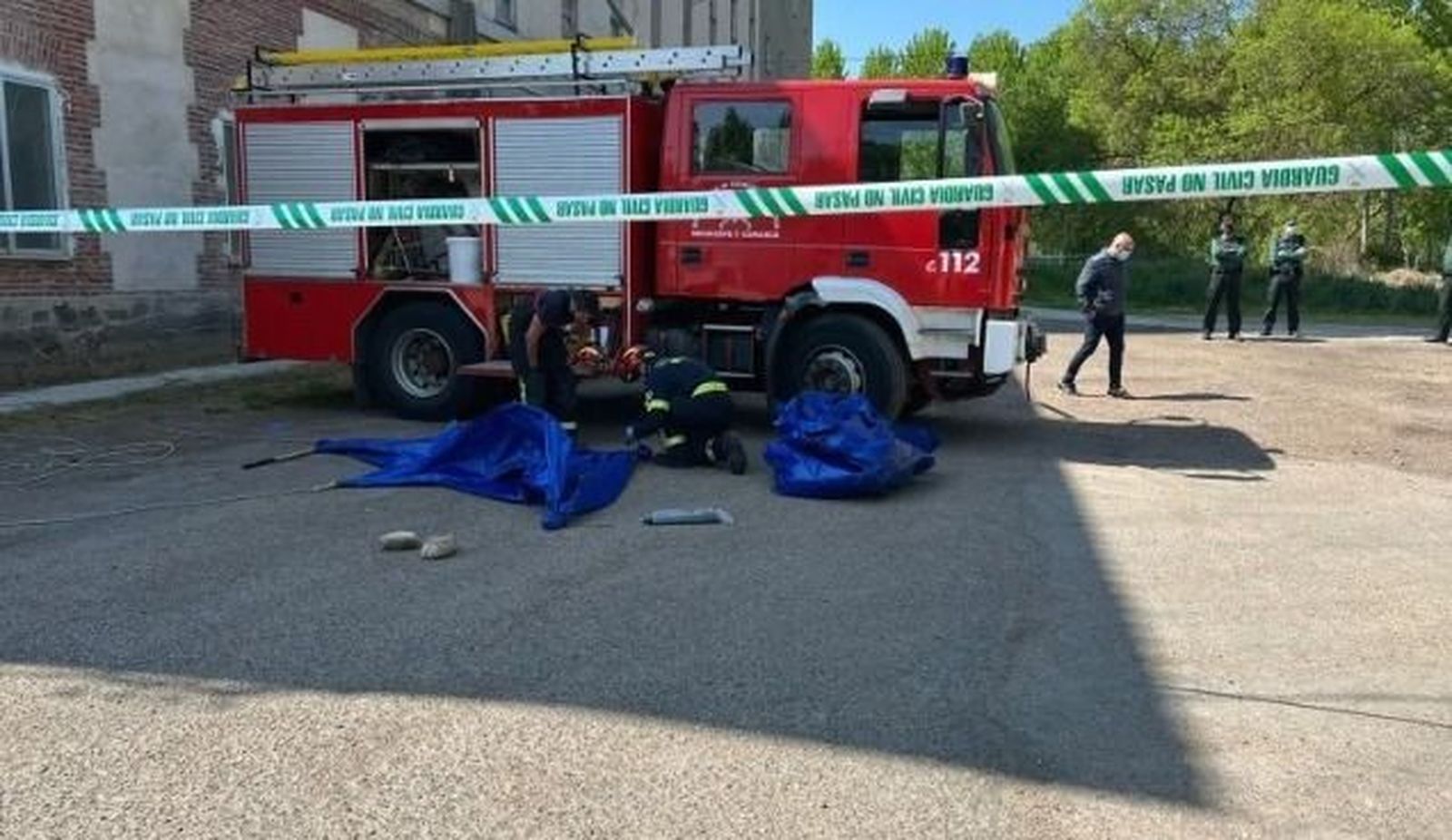 Los bomberos trabajando en el lugar de los hechos