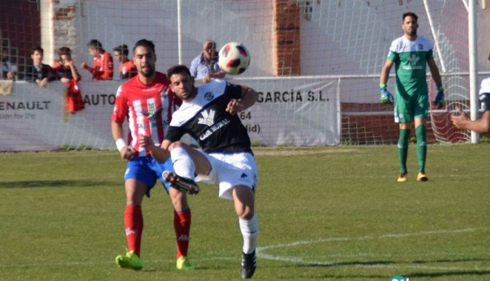 Asiel despeja un balón ante Rubo