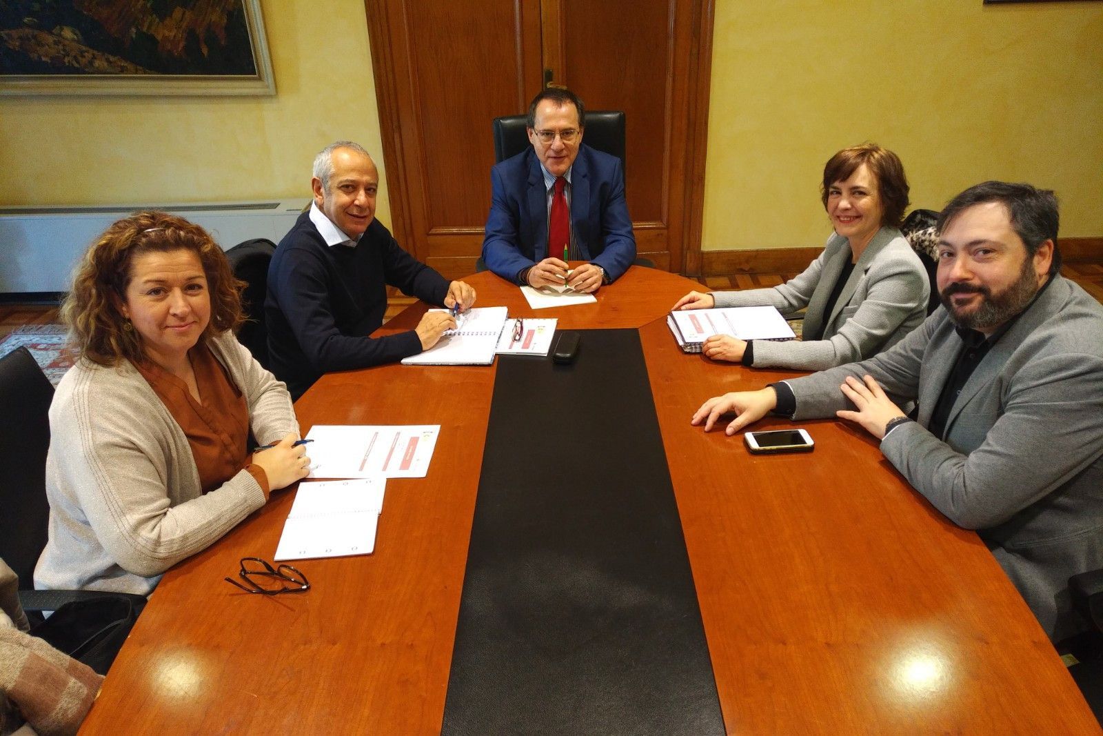 Ángel Blanco, junto a José Manuel del Barrio y el resto de la delegación de Cruz Roja