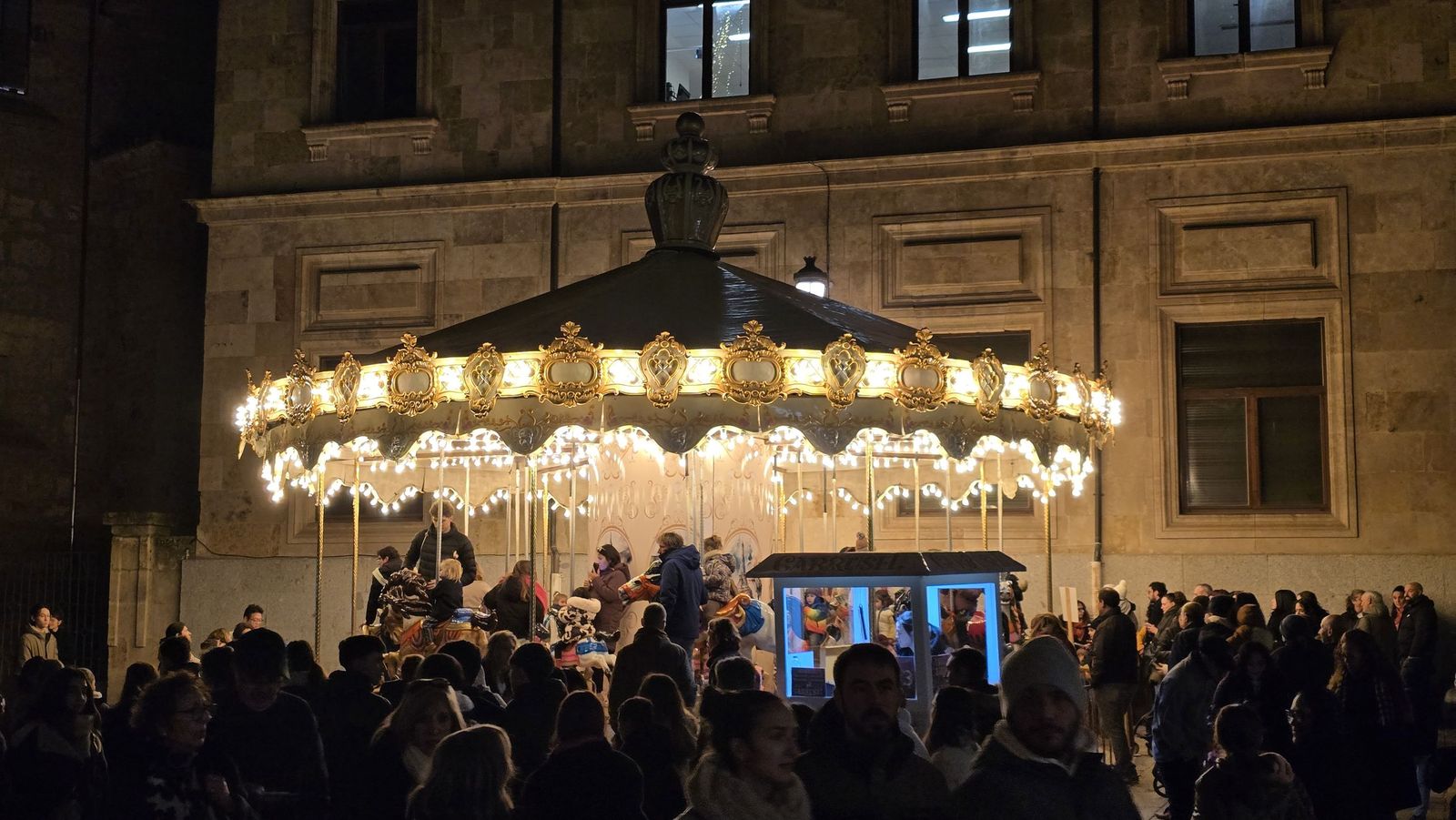 La Plaza Mayor de Salamanca se ilumina con “El Astronauta y la Estrella”: arranca la Navidad