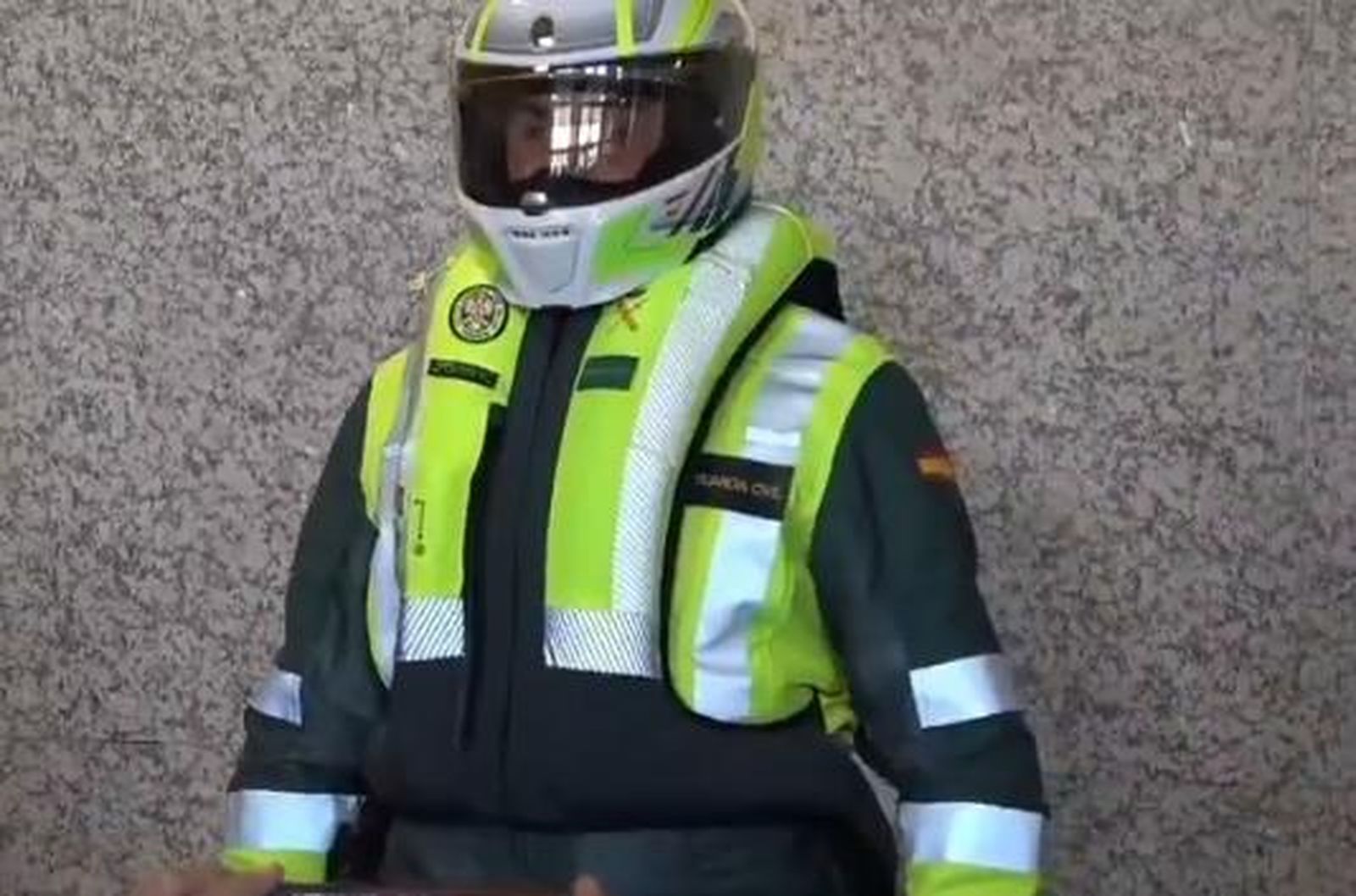 Chalecos 'airbag' para motoristas de Tráfico de la Guardia Civil. Foto @guardiacivil