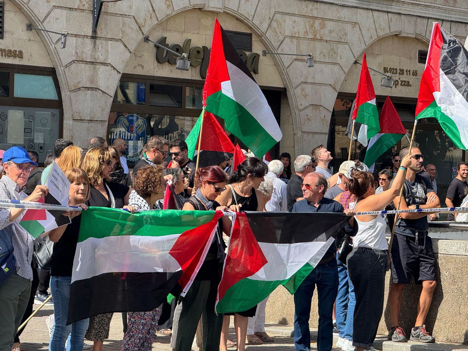 Manifestantes pro Palestina se manifiestan en el puente de Enrique Estevan de Salamanca
