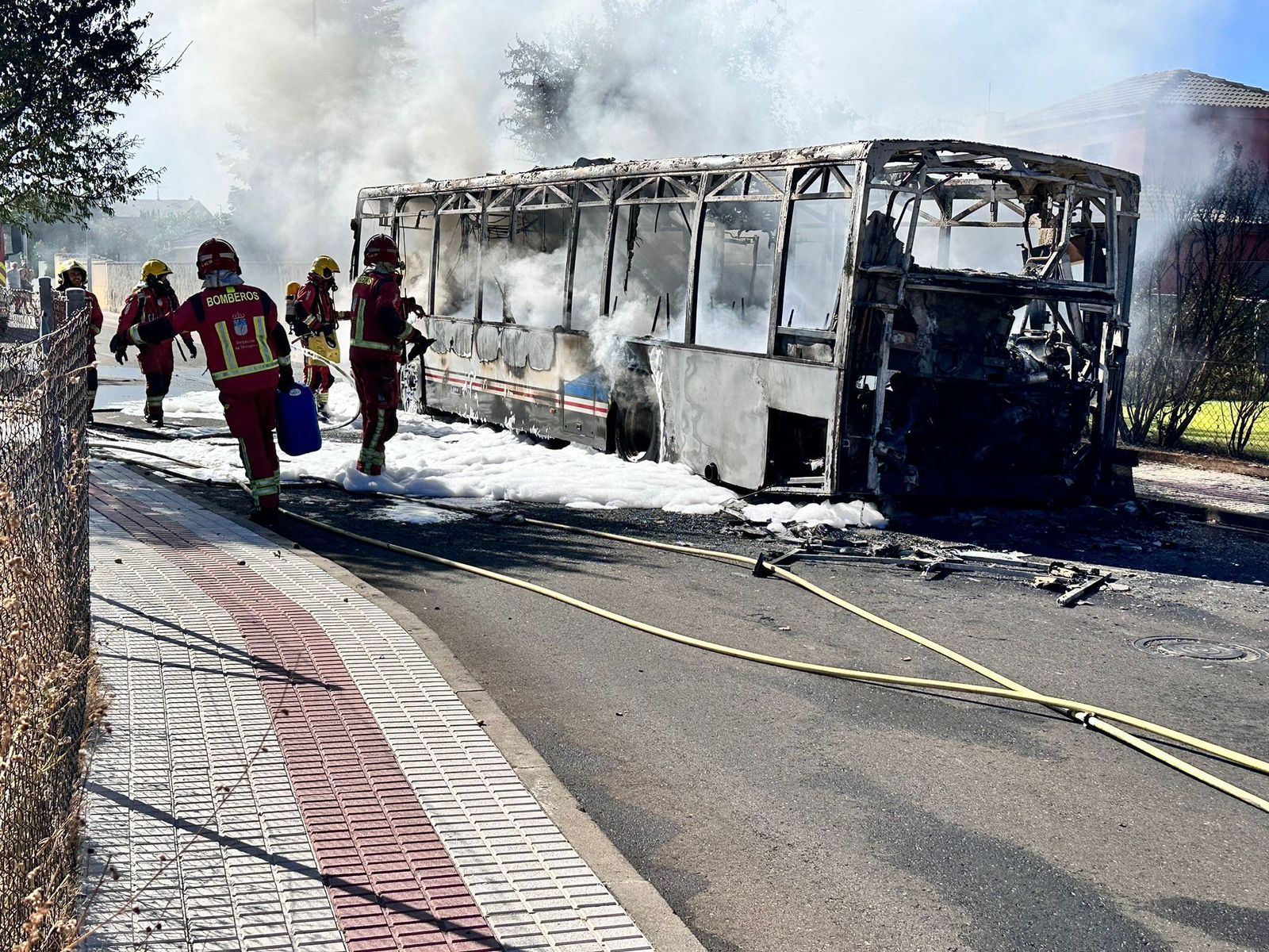 Arde un autobús metropolitano de Avanza Bus en la urbanización Los Almendros. Archivo