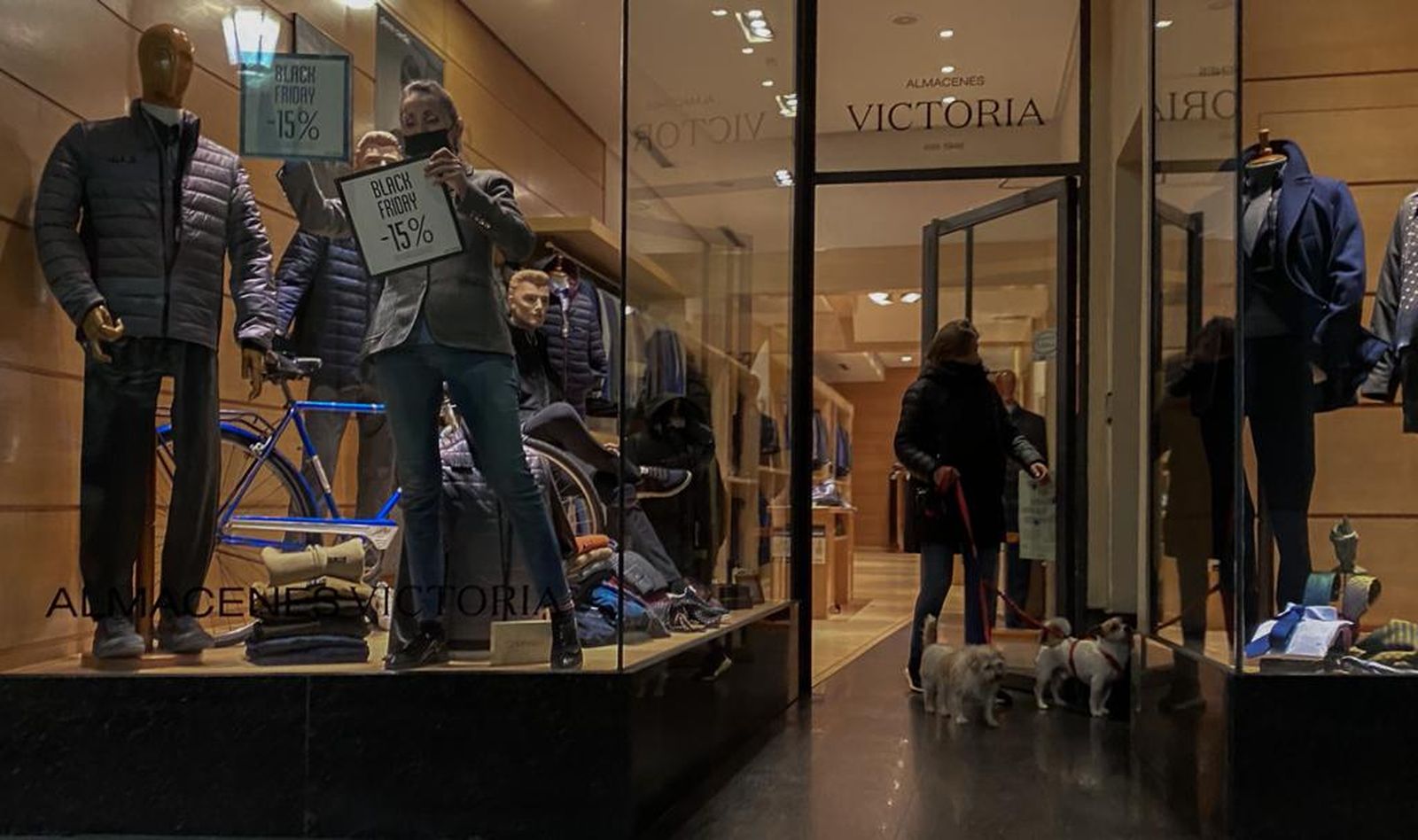 Almacenes Victoria coloca los carteles promocionales. Foto María Lorenzo