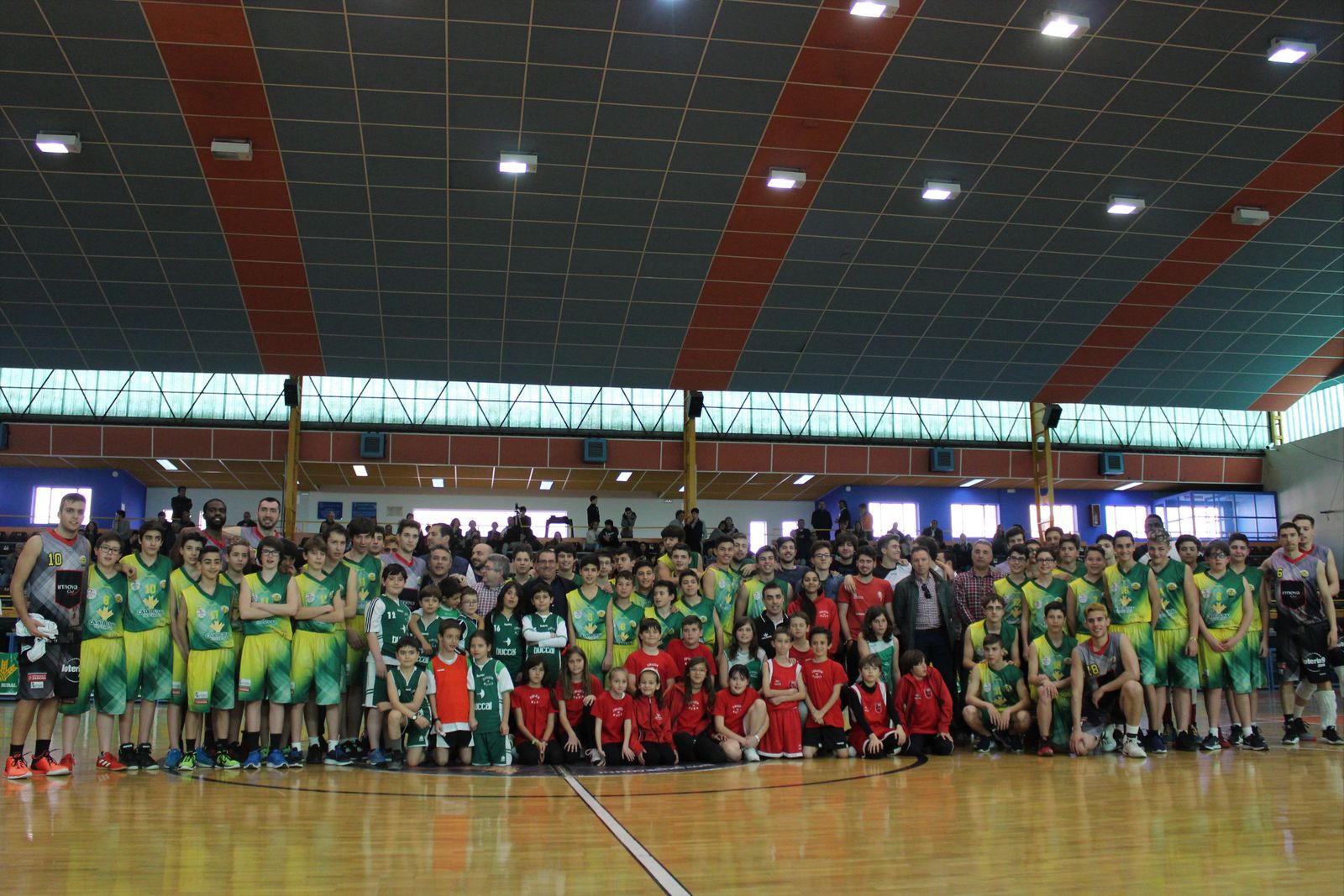 El Virgen de la Concha presenta a su joven cantera en la tradicional foto de familia