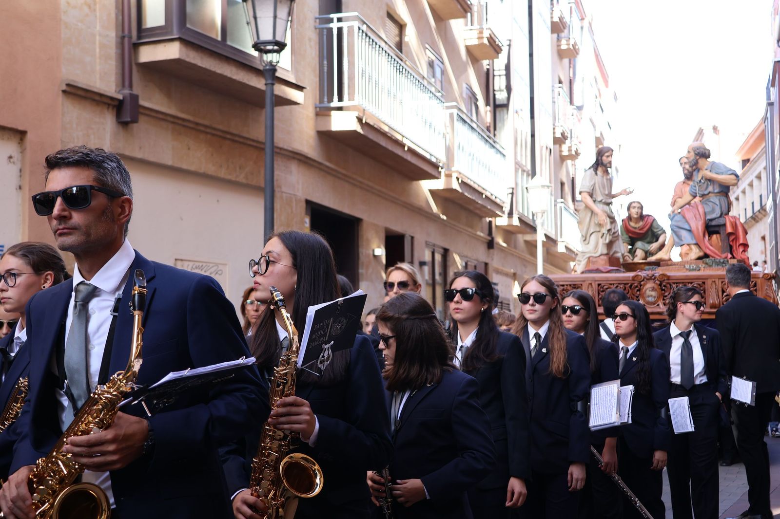 La Exaltación de la Cruz procesiona por las calles de Zamora rumbo a la carpa de San Bernabé