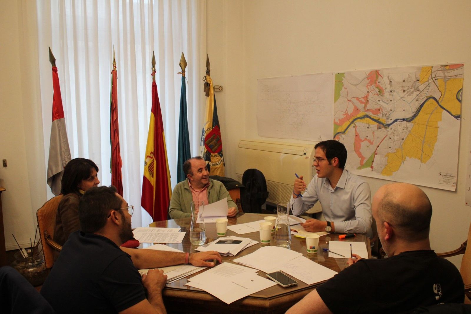 Reunión del Ayuntamiento de Zamora con los usuarios del AVE afectados por la línea Zamora Madrid.