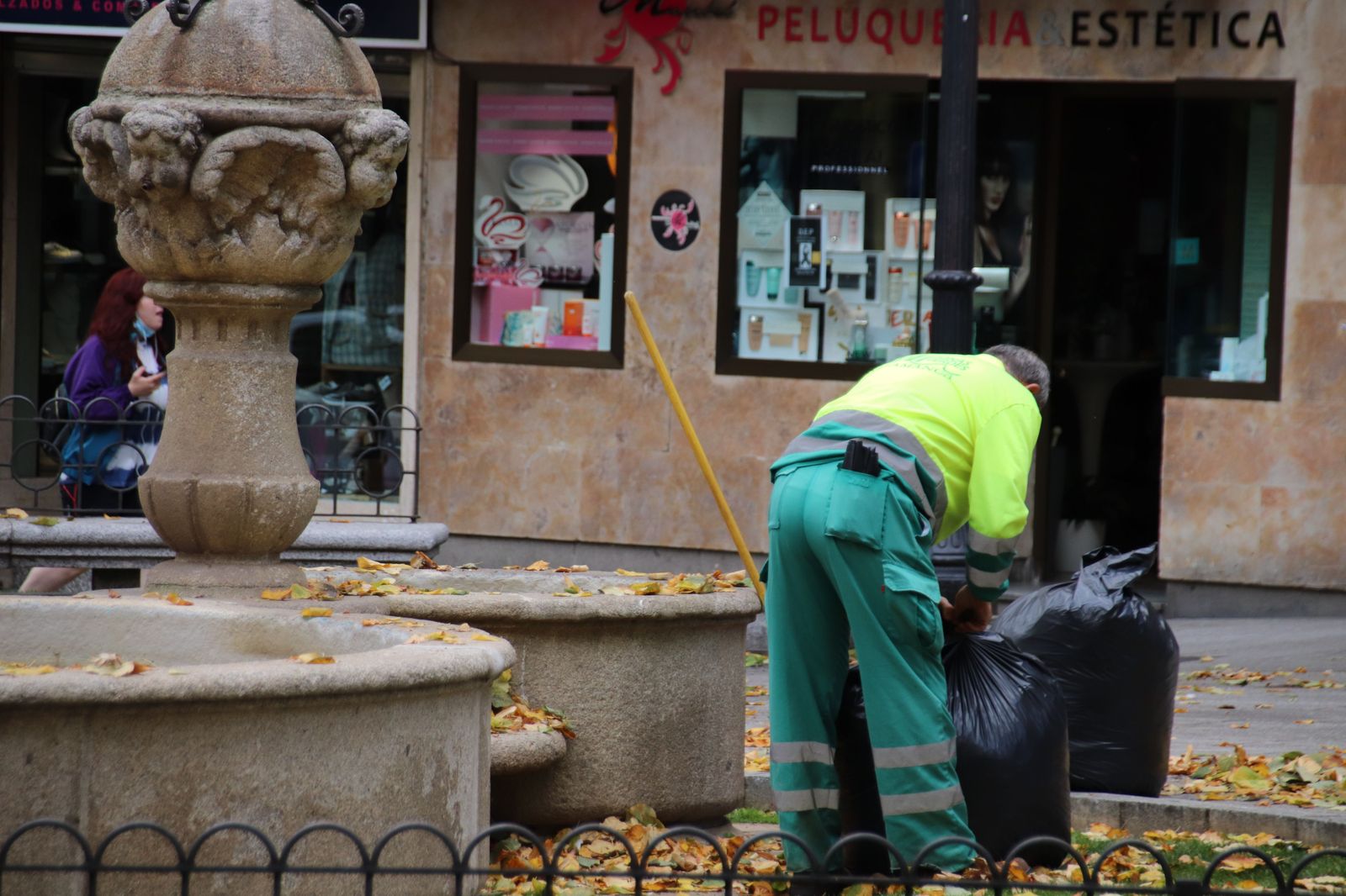 Un hombre durante su jornada de trabajo en la plaza de la Fuente