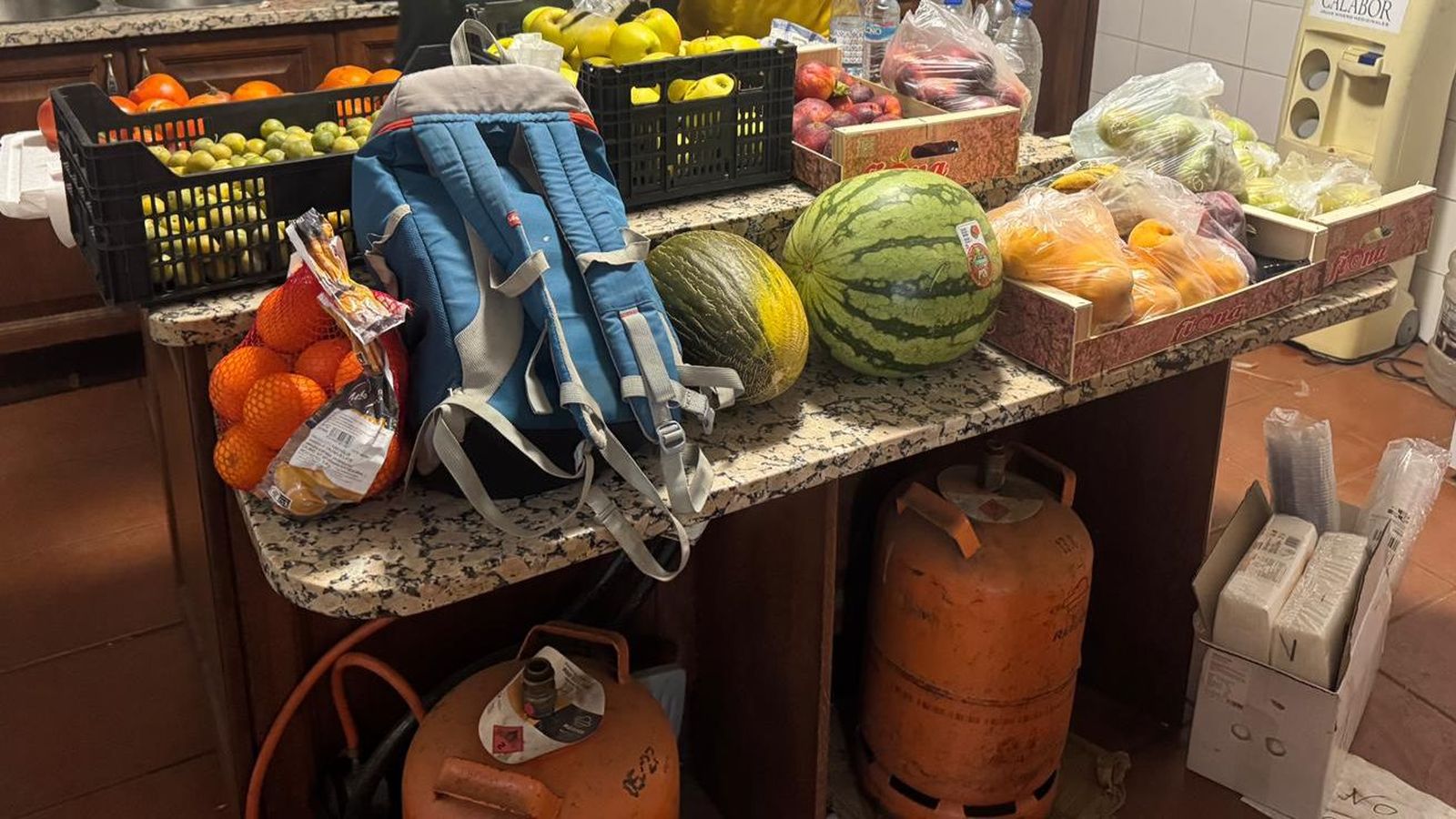 Comida donada a los afectados por los incendios