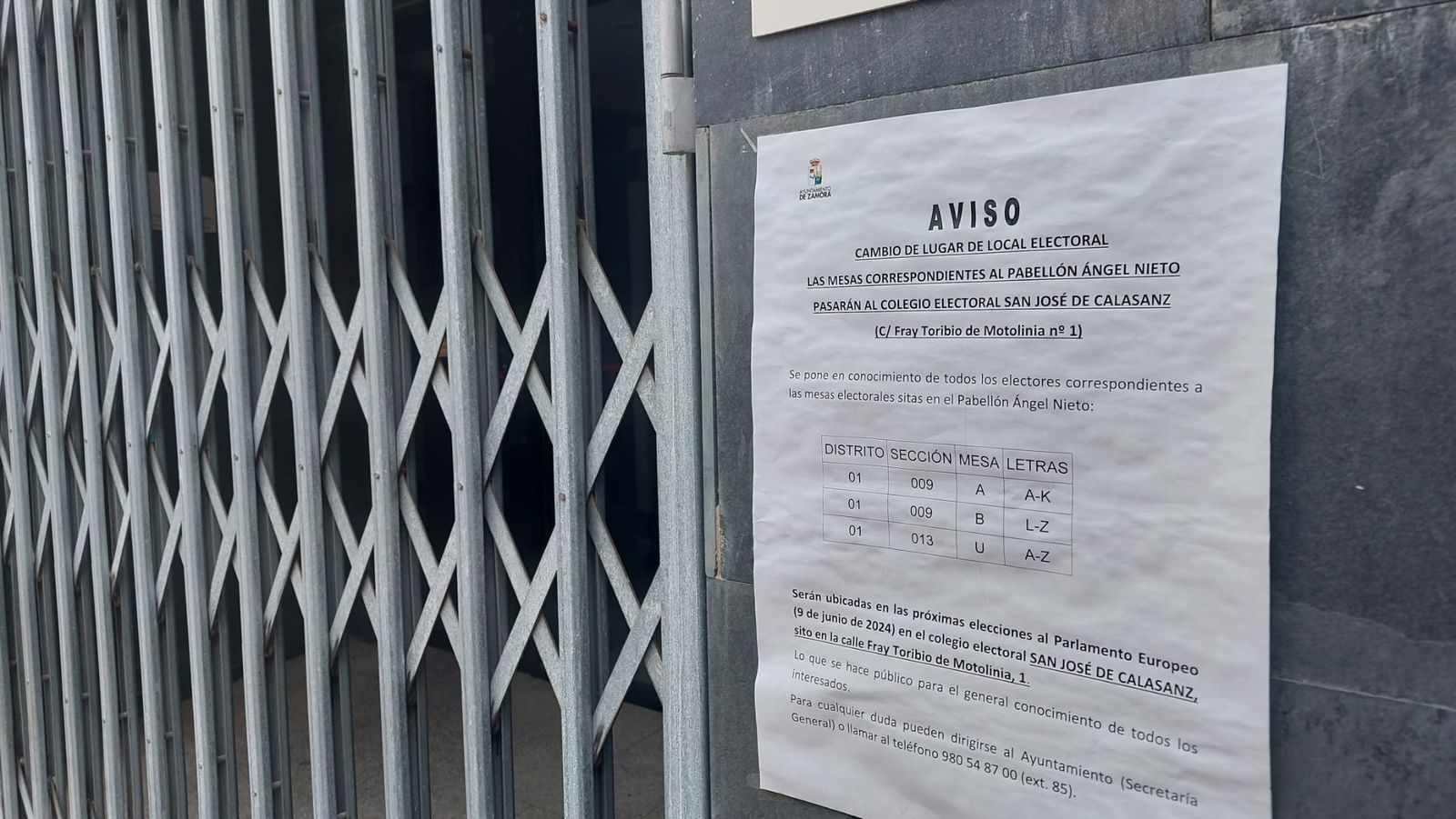 Sin electores despistados en el Ángel Nieto tras el cambio de ubicación de sus votantes. Carteles de información.