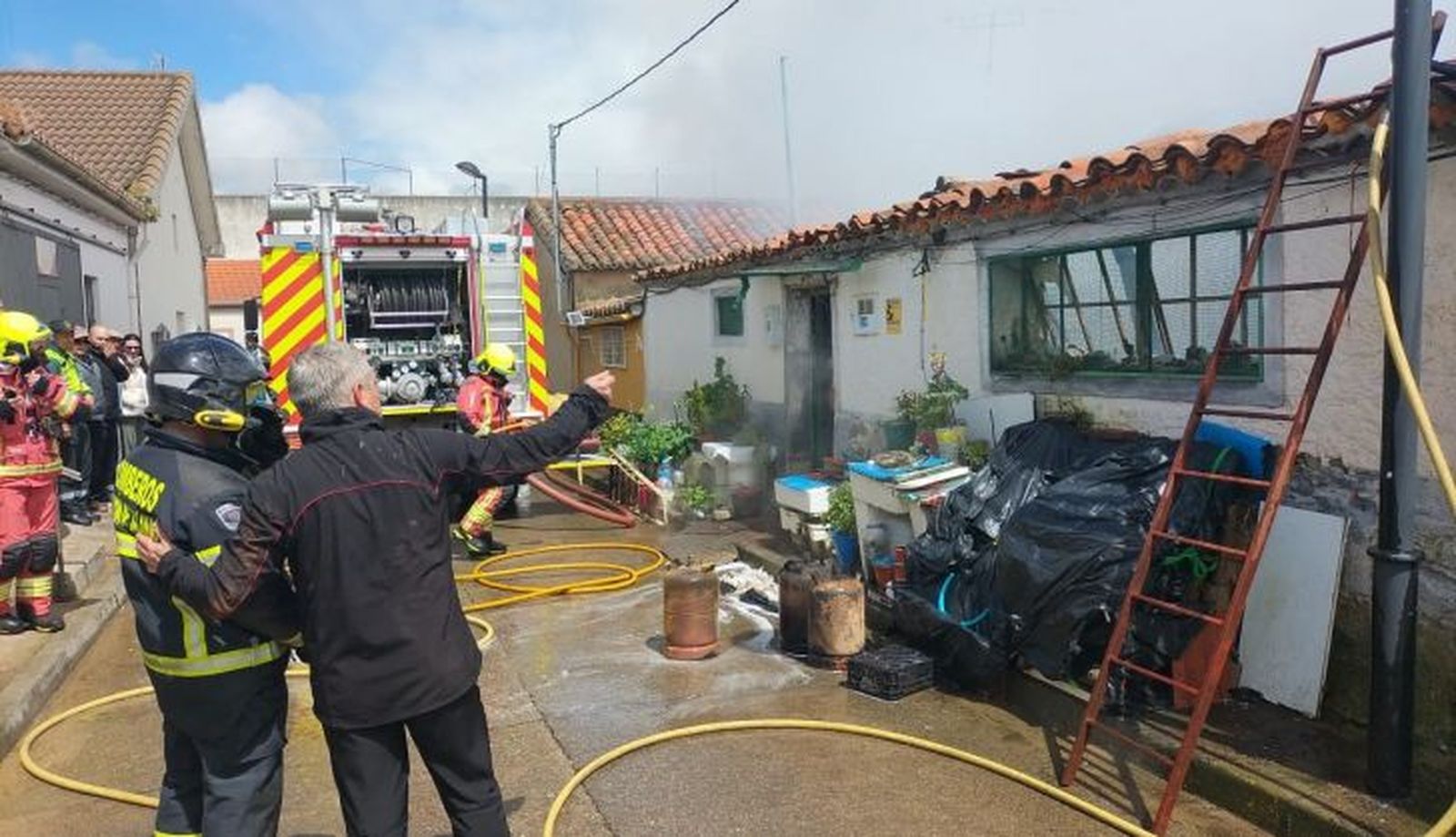 Incendio en una casa de la Fuente de San Esteban Foto Ayuntamiento (3)