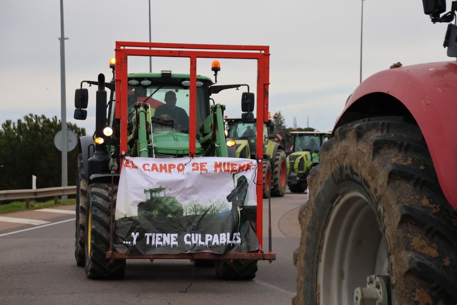 Primeros tractores y Guardia Civil en la zona de la Fontana