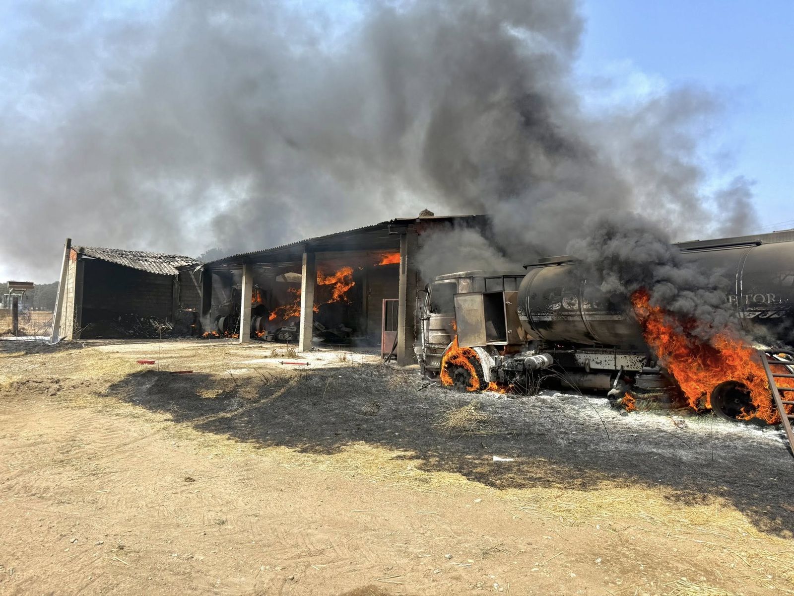 Incendio en una nave de Topas (4).jpg
