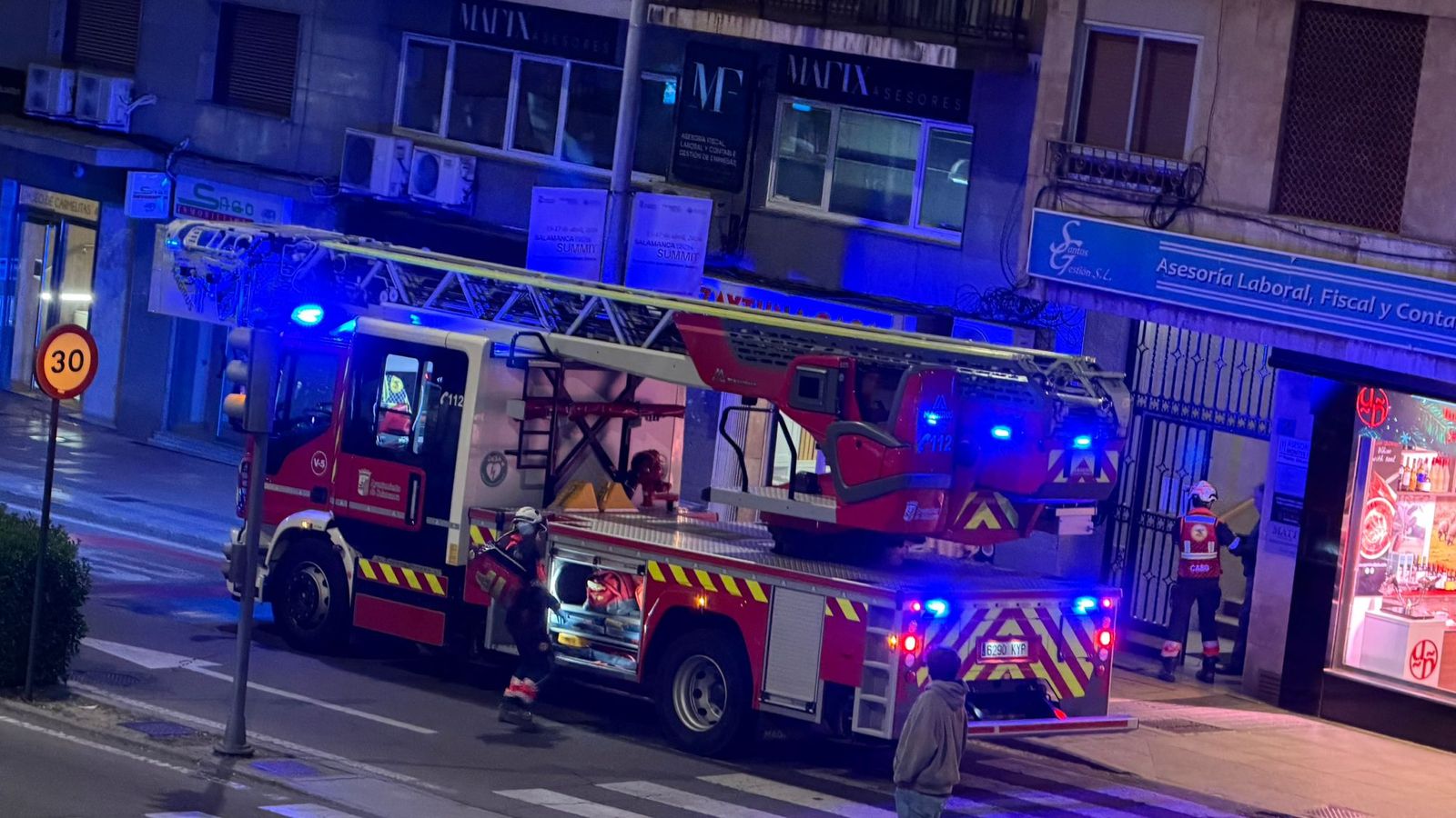 Bomberos de Salamanca, Policía Local, Policía Nacional y una ambulancia en el paseo de Carmelitas