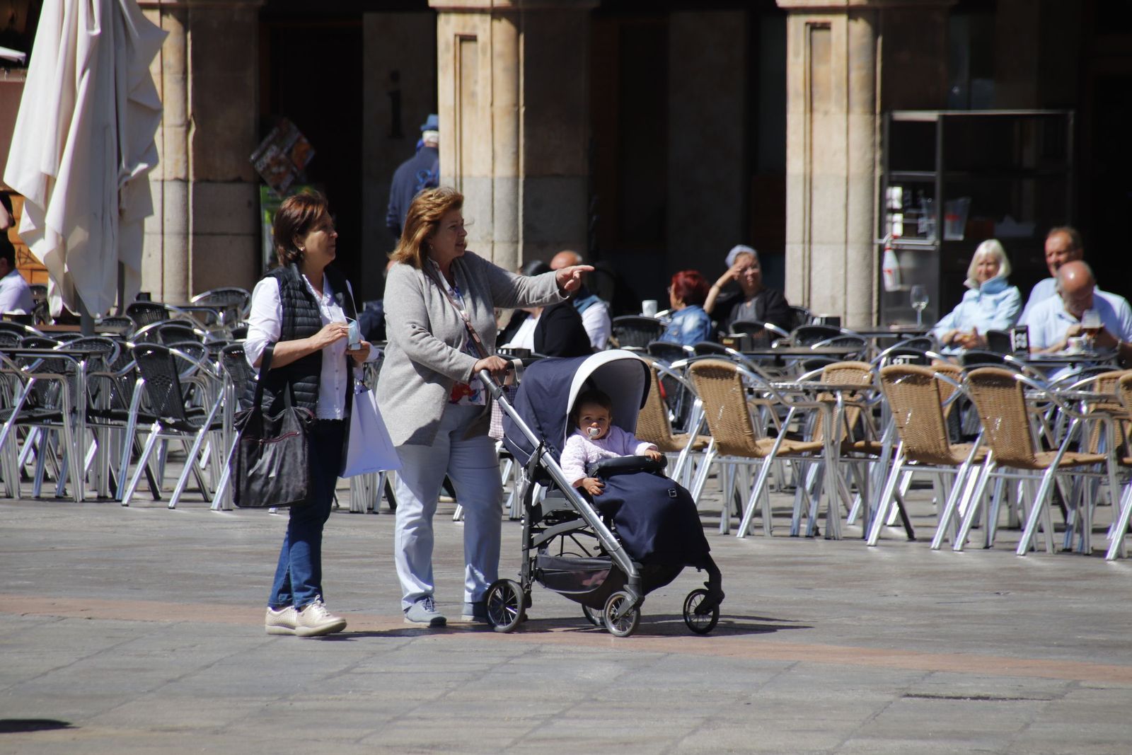 Gente por las calles de Salamanca con carrito de bebé