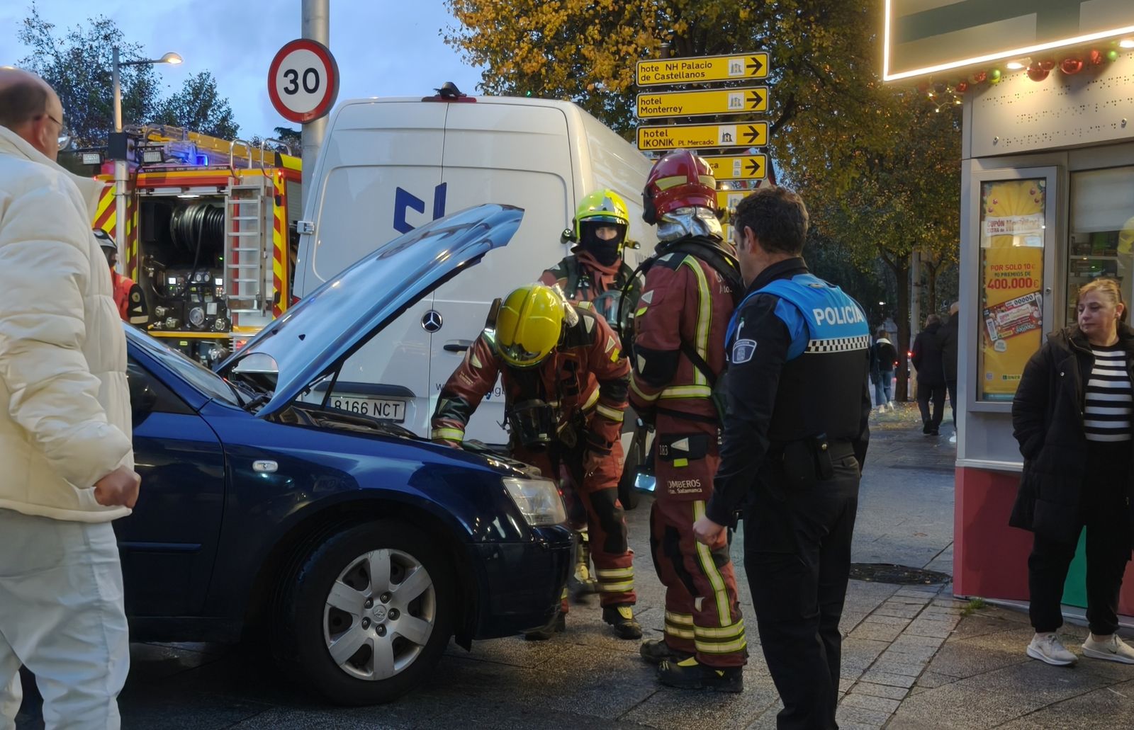 Los bomberos y la Policía Local de Salamanca se movilizan por el humo de un coche junto a la Plaza de España