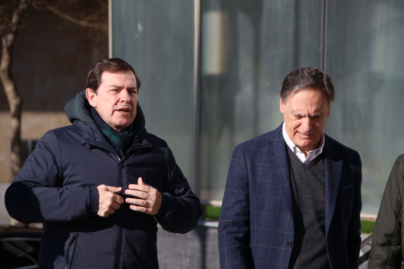 El presidente de la Junta de Castilla y León, Alfonso Fernández Mañueco, participa en el minuto de silencio por el caso de violencia machista en Miranda de Ebro