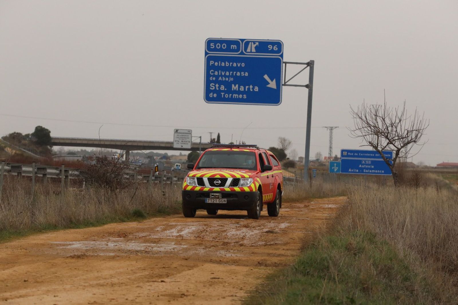 Los Bomberos, a pocos metros del incendio en la caseta abandonada