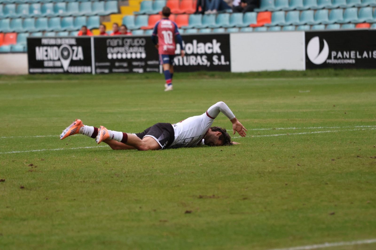 Mancebo se lamenta en el suelo ante el Real Ávila