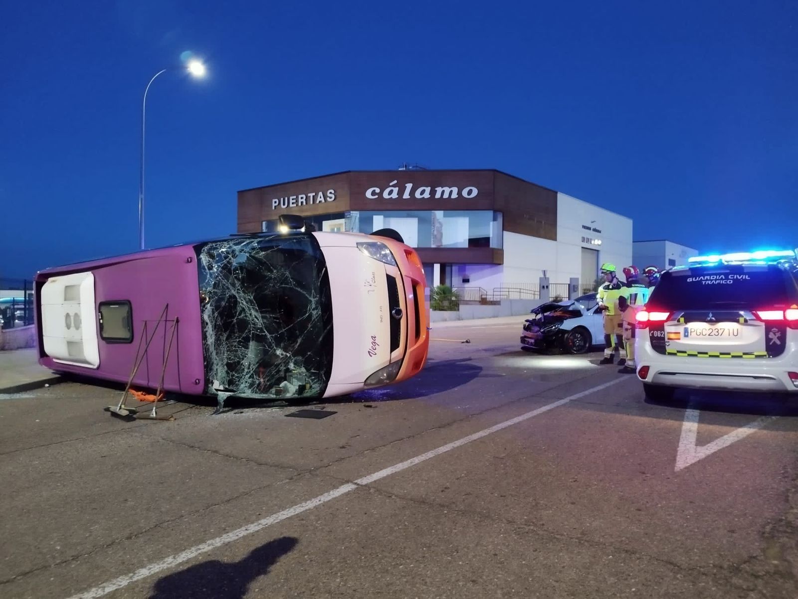 Vuelca un autobús en un brutal accidente en Carbajosa