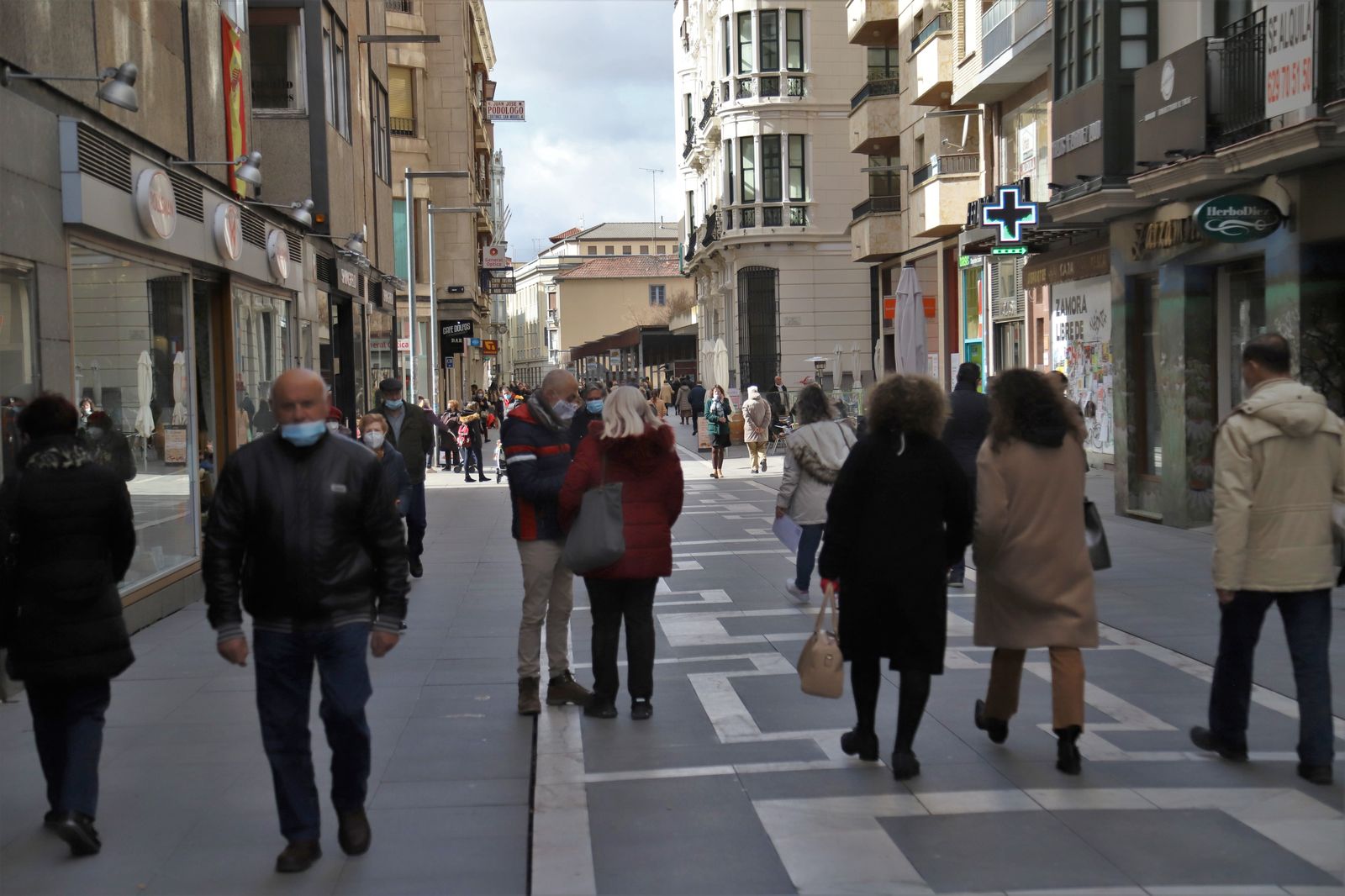 Personas paseando por Santa Clara