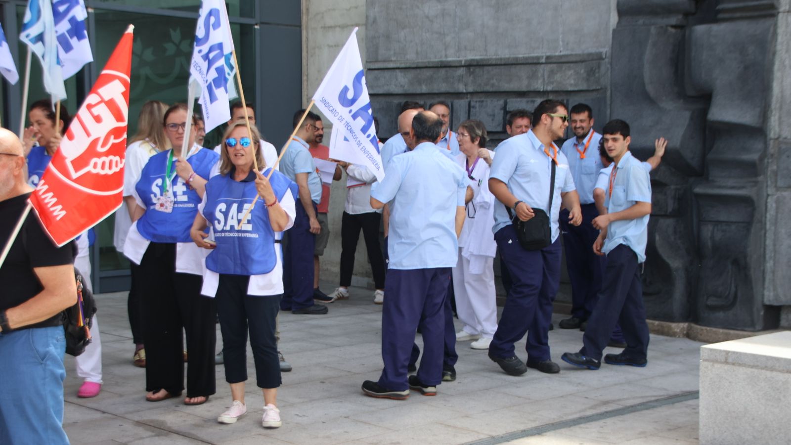 Concentración de los técnicos medios y superiores a las puertas del Hospital de Salamanca