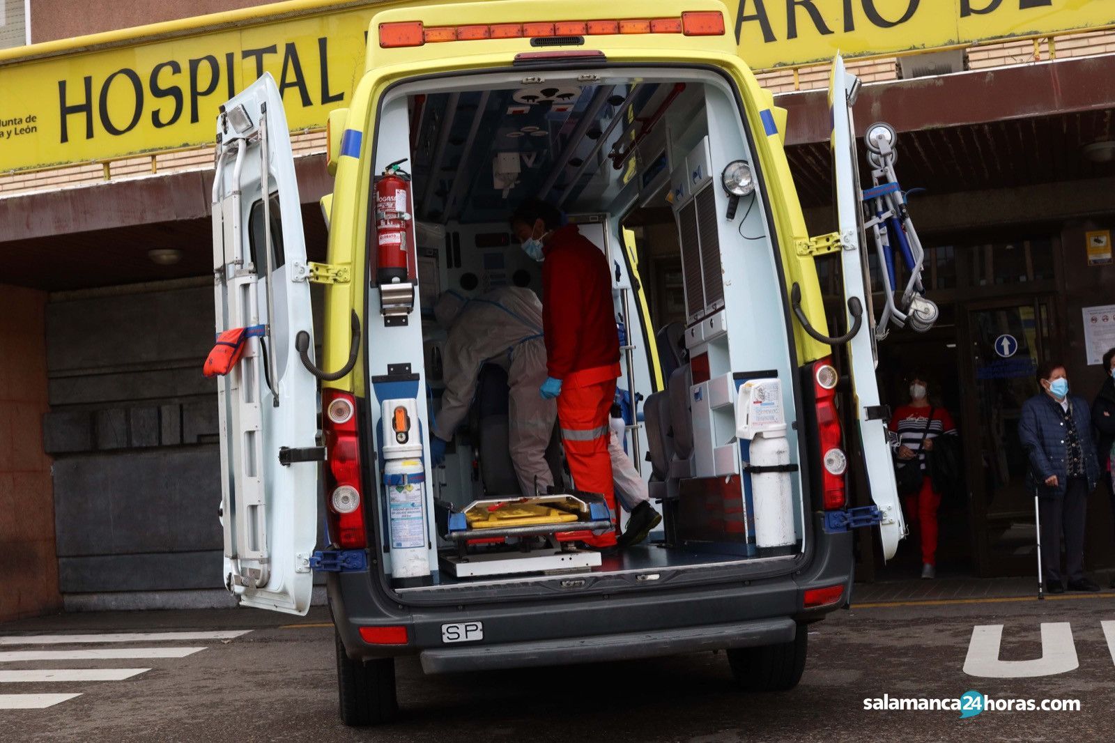 Una ambulancia en el Complejo Asistencial de Salamanca