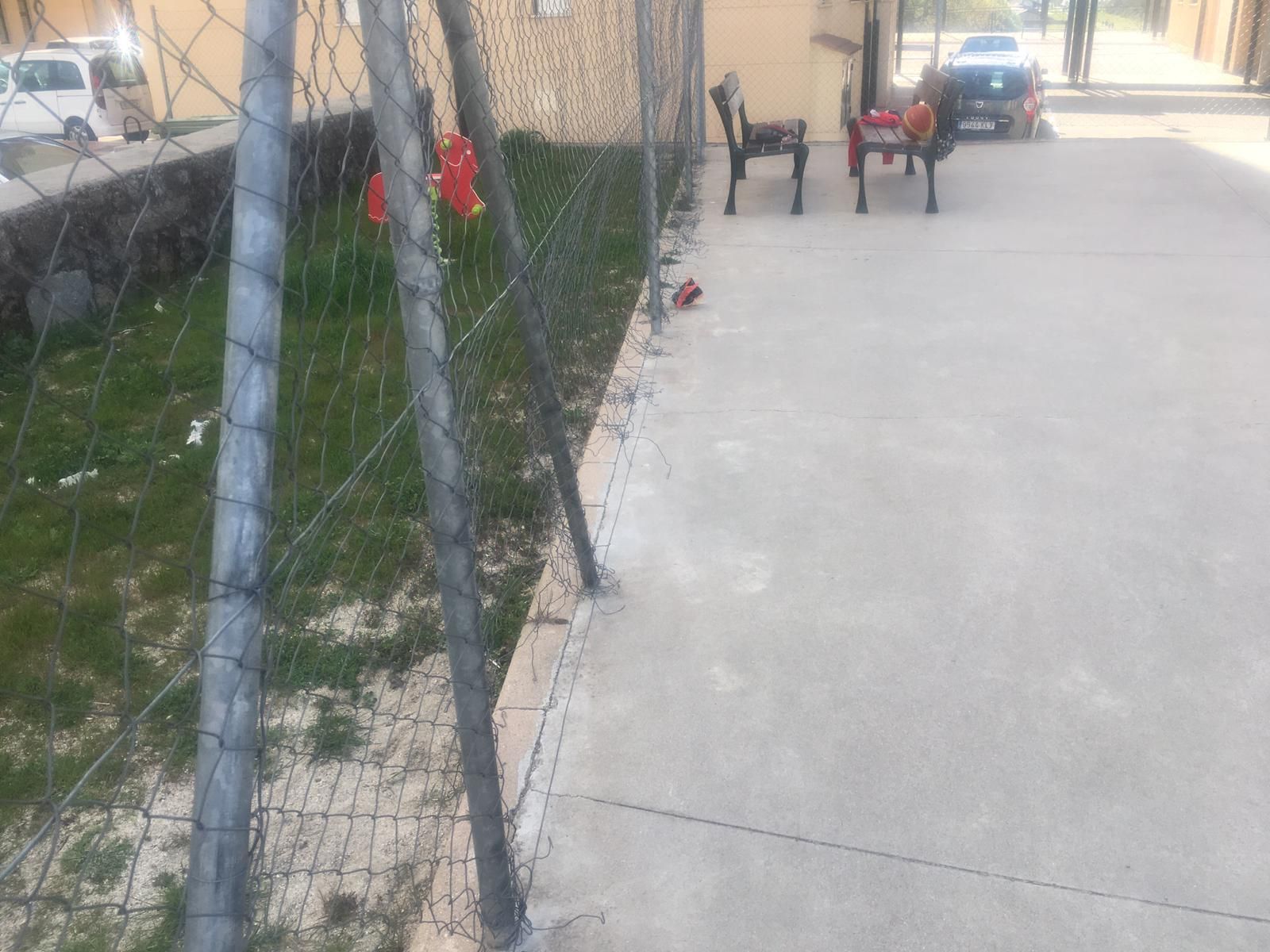 Béjar, valla rota en el parque de la Fabril