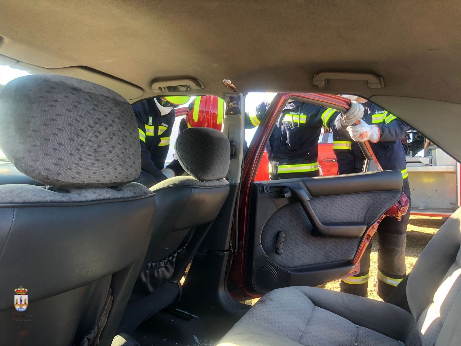 Formación en excarcelación de vehículos de los bomberos de Benavente (1)