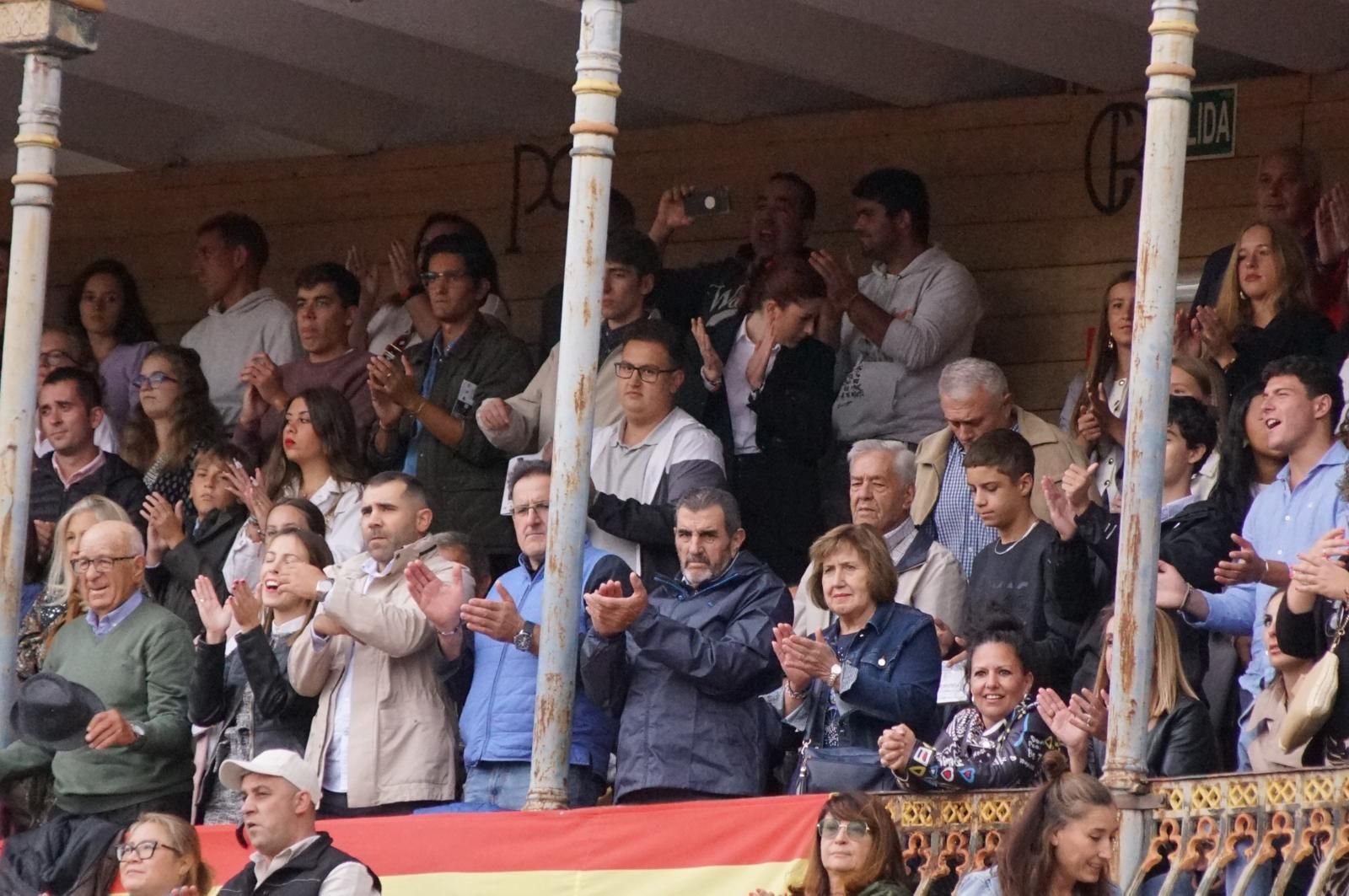 ambiente-en-el-patio-de-cuadrillas-de-la-glorieta-para-ver-a-sergio-galan-diego-ventura-y-guillermo-hermoso-de-mendoza-21-de-septiembre-de-2024-fotos-juanes-44