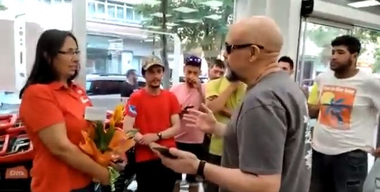 Mayte recibe las flores de los brigadistas