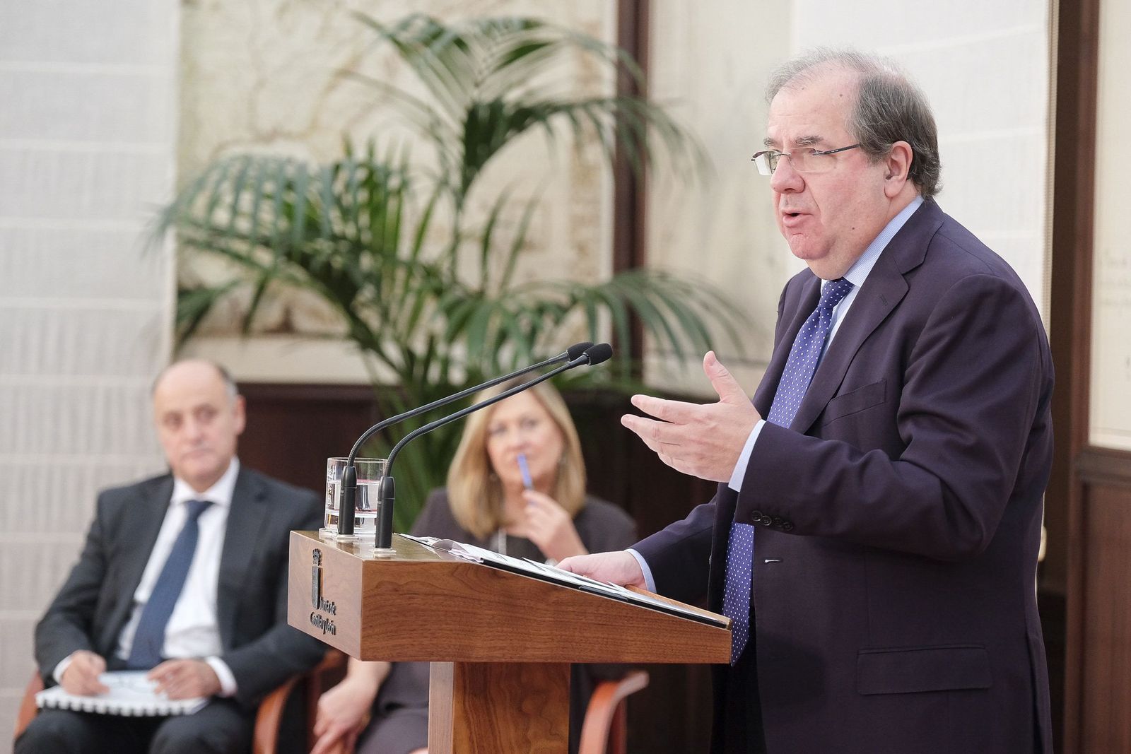 La Junta presenta los Presupuestos, que alcanzan los 10.859 millones en 2018 y suben el 5,5 %