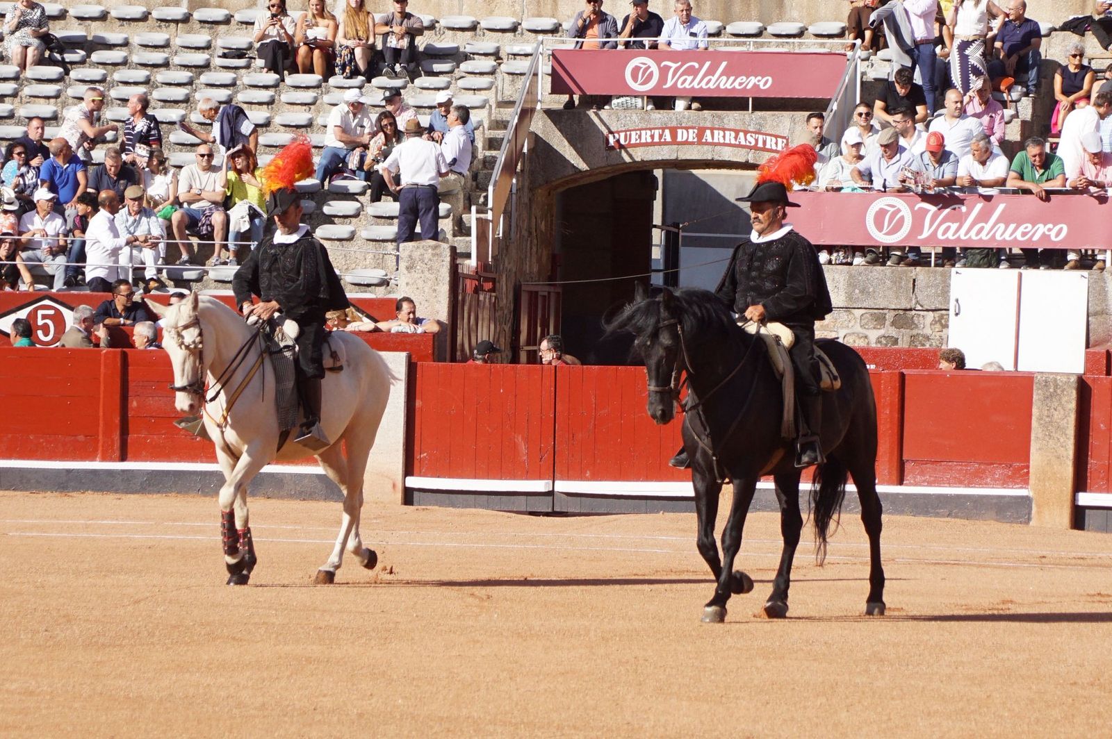 Así se ha vivido la primera corrida de la feria 2025 en La Glorieta: imágenes del ambiente en los tendidos y en el patio de cuadrillas