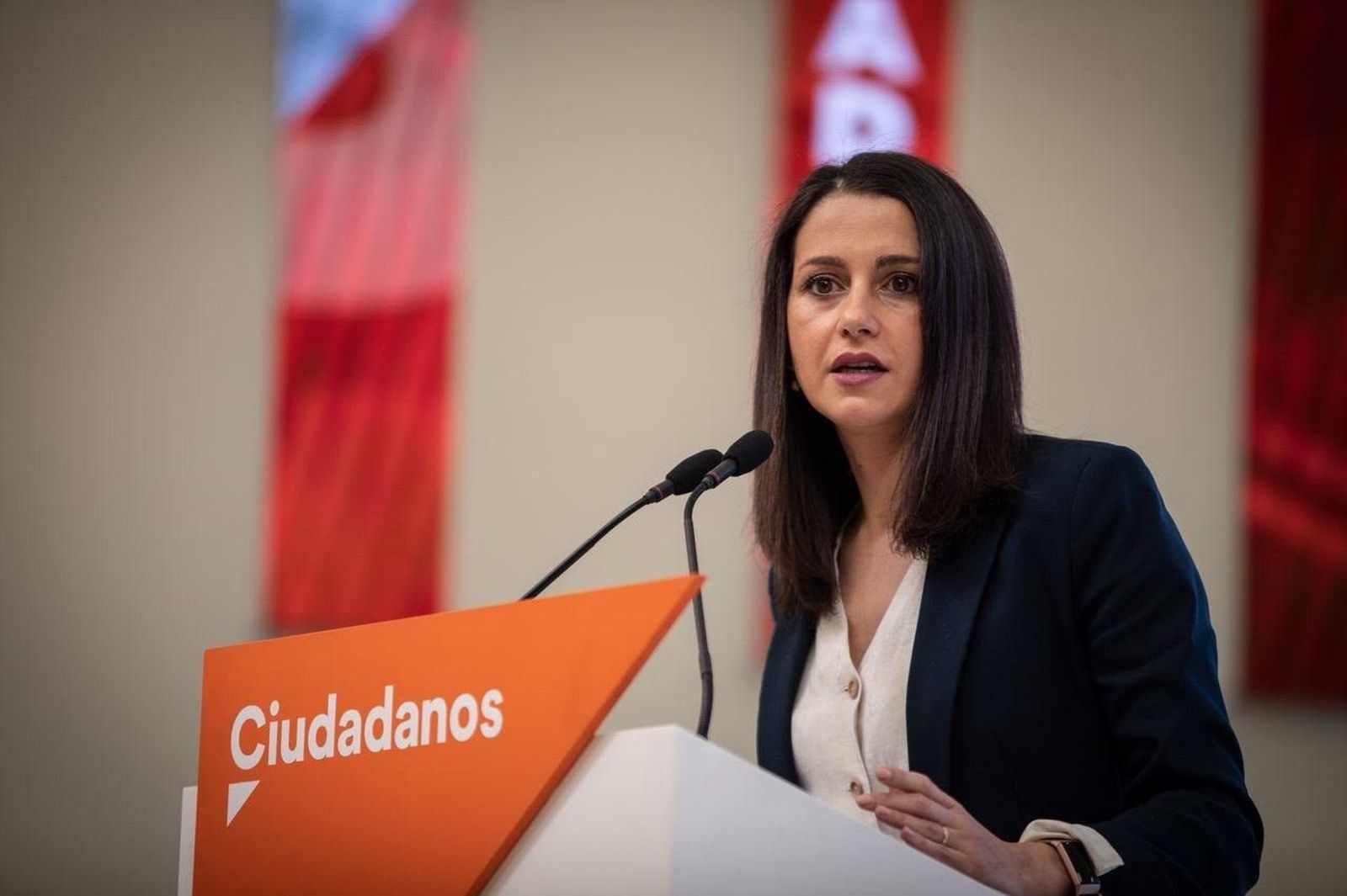 La presidenta de Ciudadanos, Inés Arrimadas, en rueda de prensa en la sede del partido. | EP