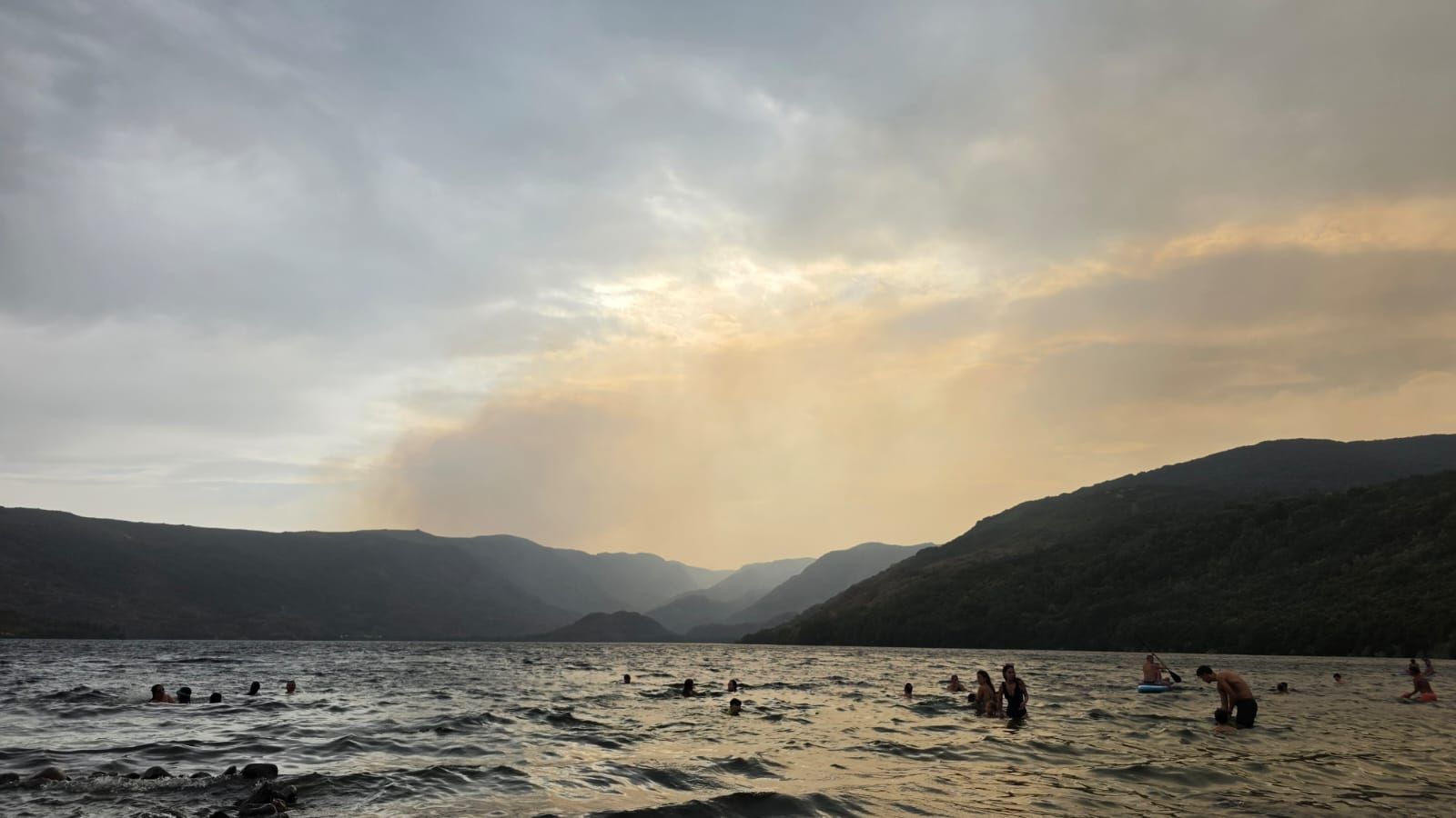 Imagen del humo en el Lago de Sanabria
