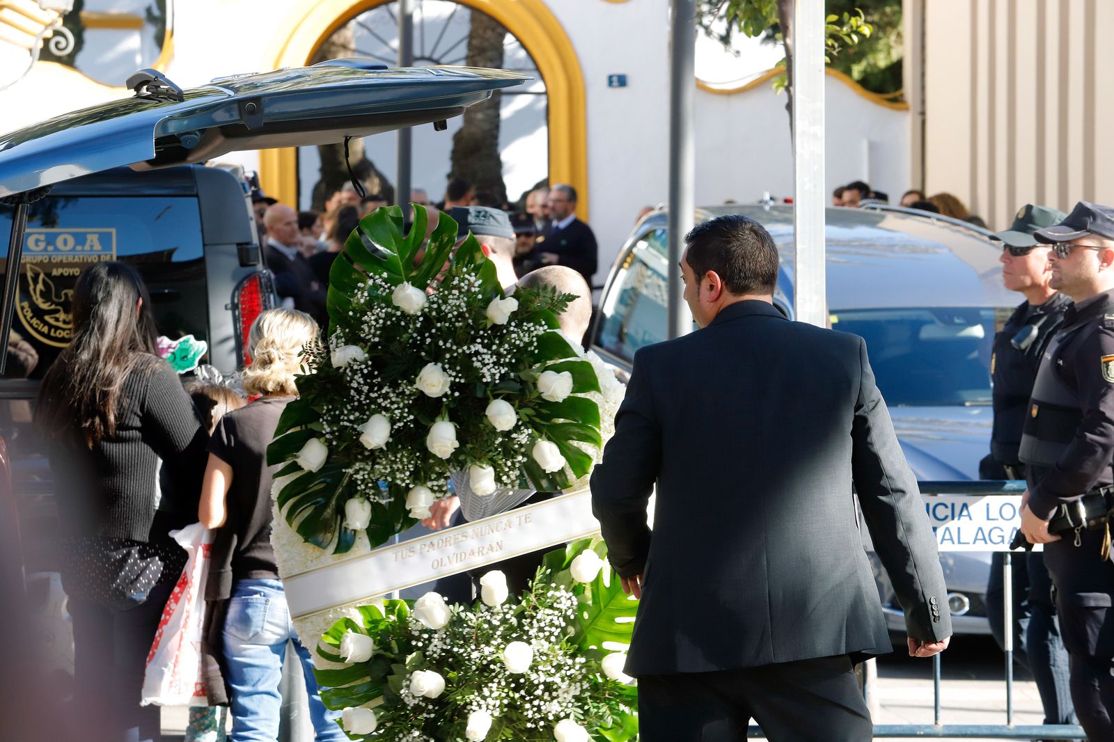 Los padres del pequeño Yulen, esperan los restos de su hijo en el tanatorio de E