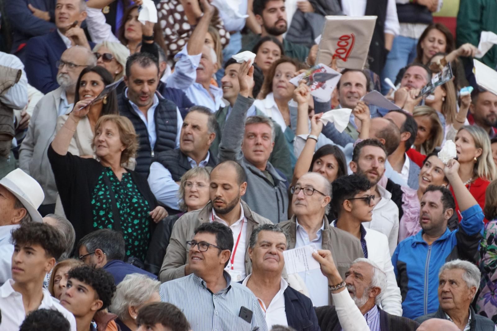 resumen-fotografico-del-ambiente-en-los-tendidos-de-la-glorieta-durante-la-corrida-concurso-22-de-septiembre-fotos-juanes-8